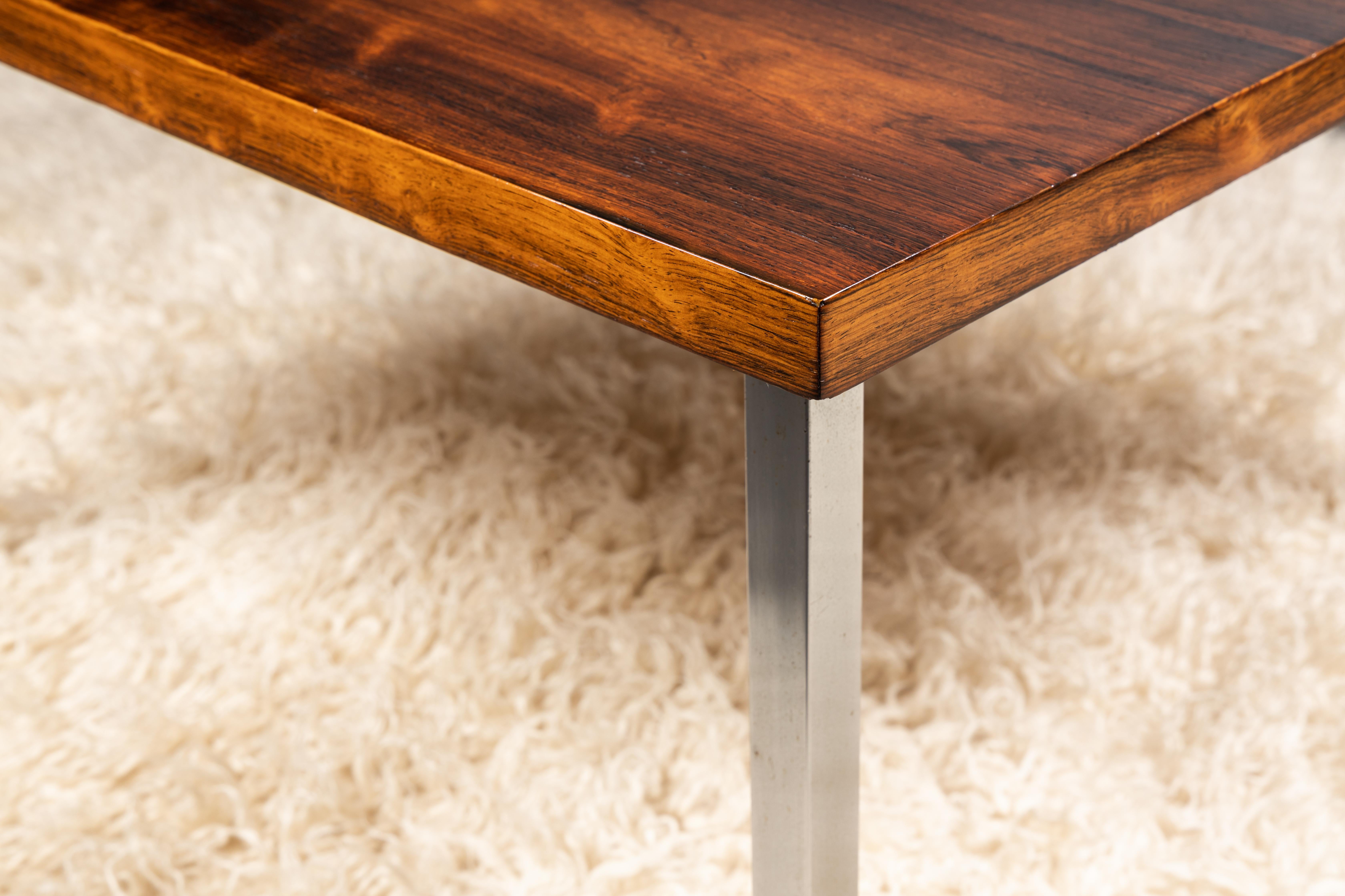 Mid-Century Modern Table basse ou d'appoint MCM en bois de rose et chrome à la manière de Milo Baughman en vente
