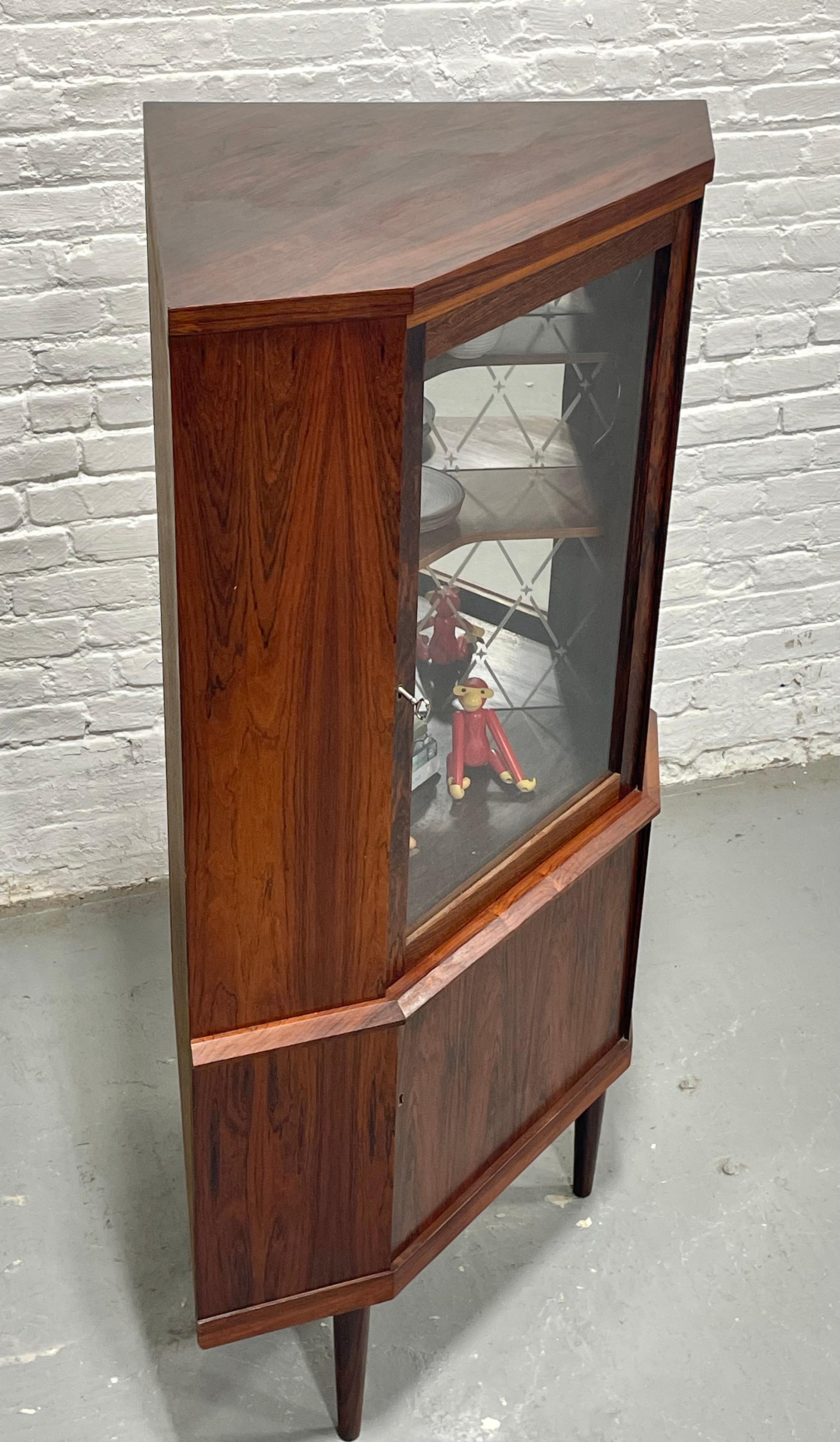 Mueble para Vajilla o Licor de Esquina de Palisandro Moderno de Mediados de Siglo, Fabricado en Dinamarca en venta 8