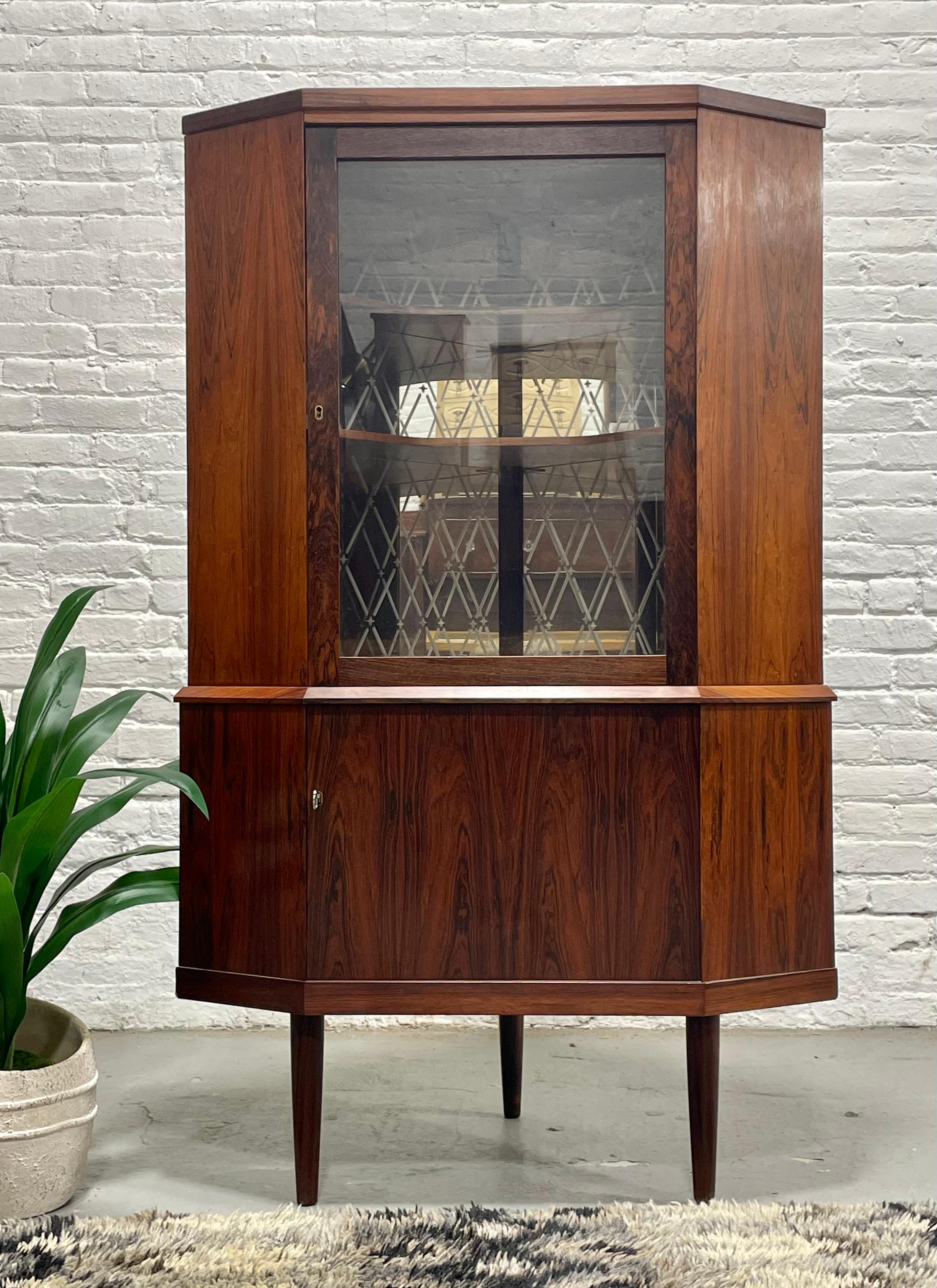Librería esquinera / vitrina para porcelana o licores de palisandro de mediados del siglo XX, Made in Denmark, c. 1960's. Perfecta cuando el espacio es reducido, ya que ofrece mucho espacio de almacenamiento y, a la vez, cabe perfectamente en una