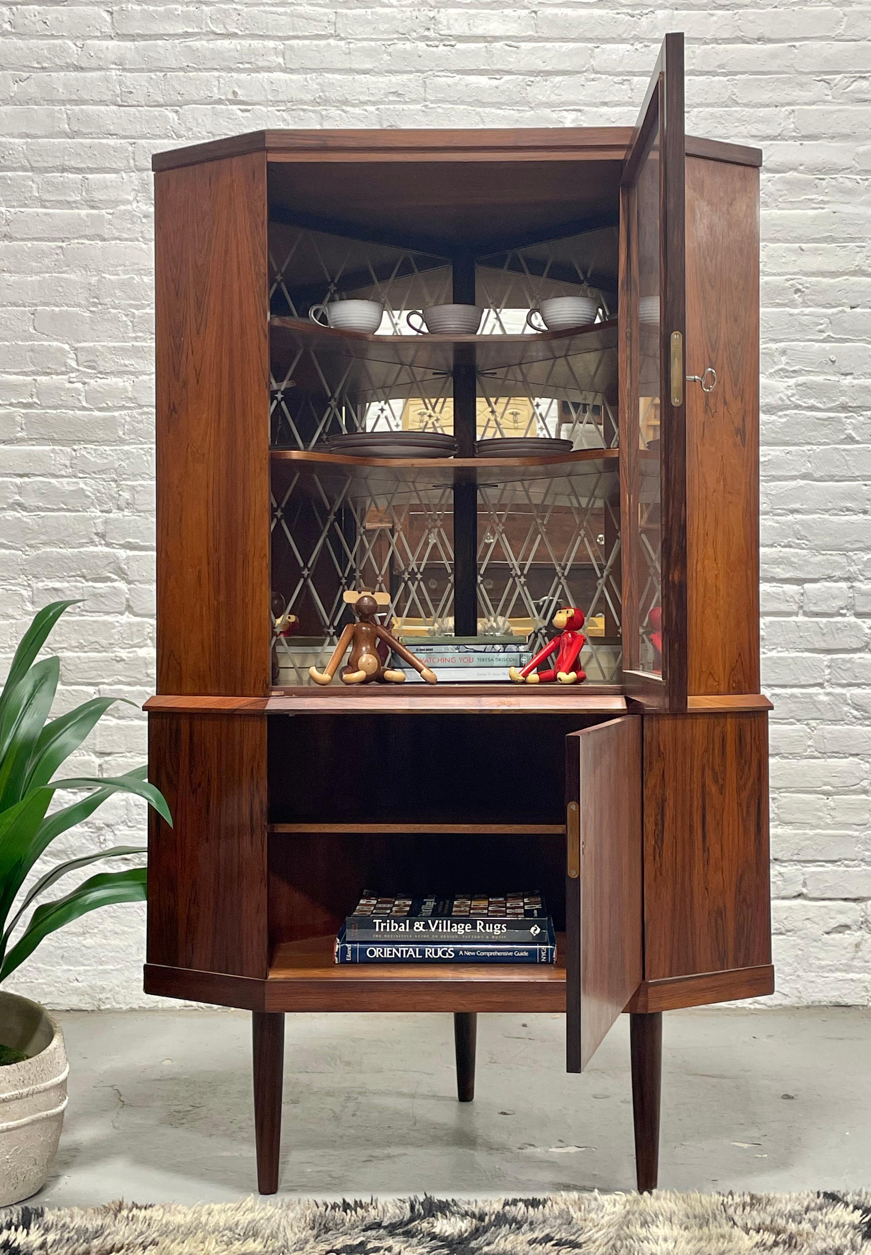 Mueble para Vajilla o Licor de Esquina de Palisandro Moderno de Mediados de Siglo, Fabricado en Dinamarca Moderno de mediados de siglo en venta