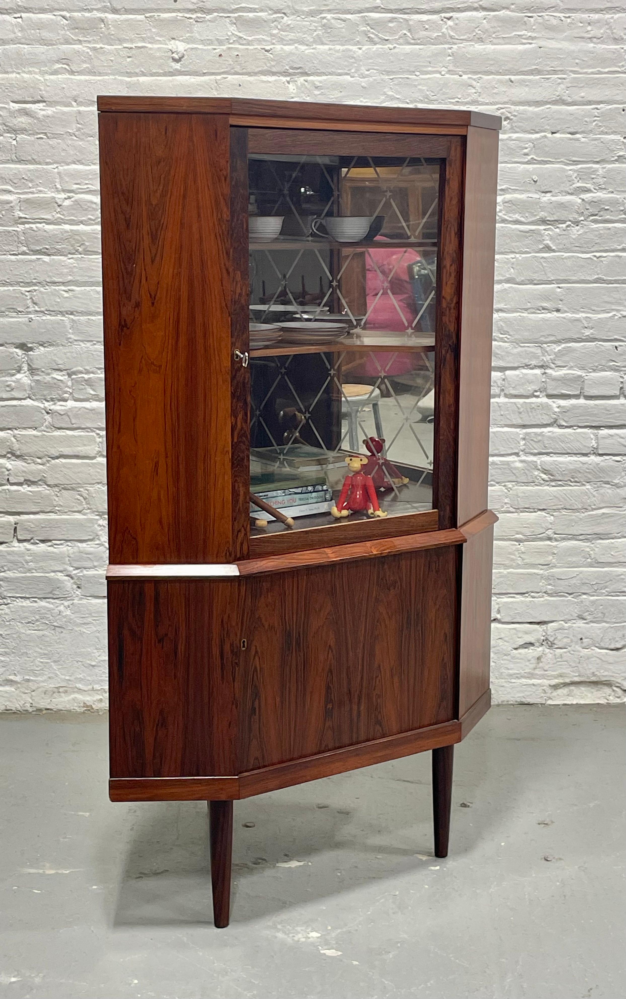 Mueble para Vajilla o Licor de Esquina de Palisandro Moderno de Mediados de Siglo, Fabricado en Dinamarca en Bueno estado para la venta en Weehawken, NJ
