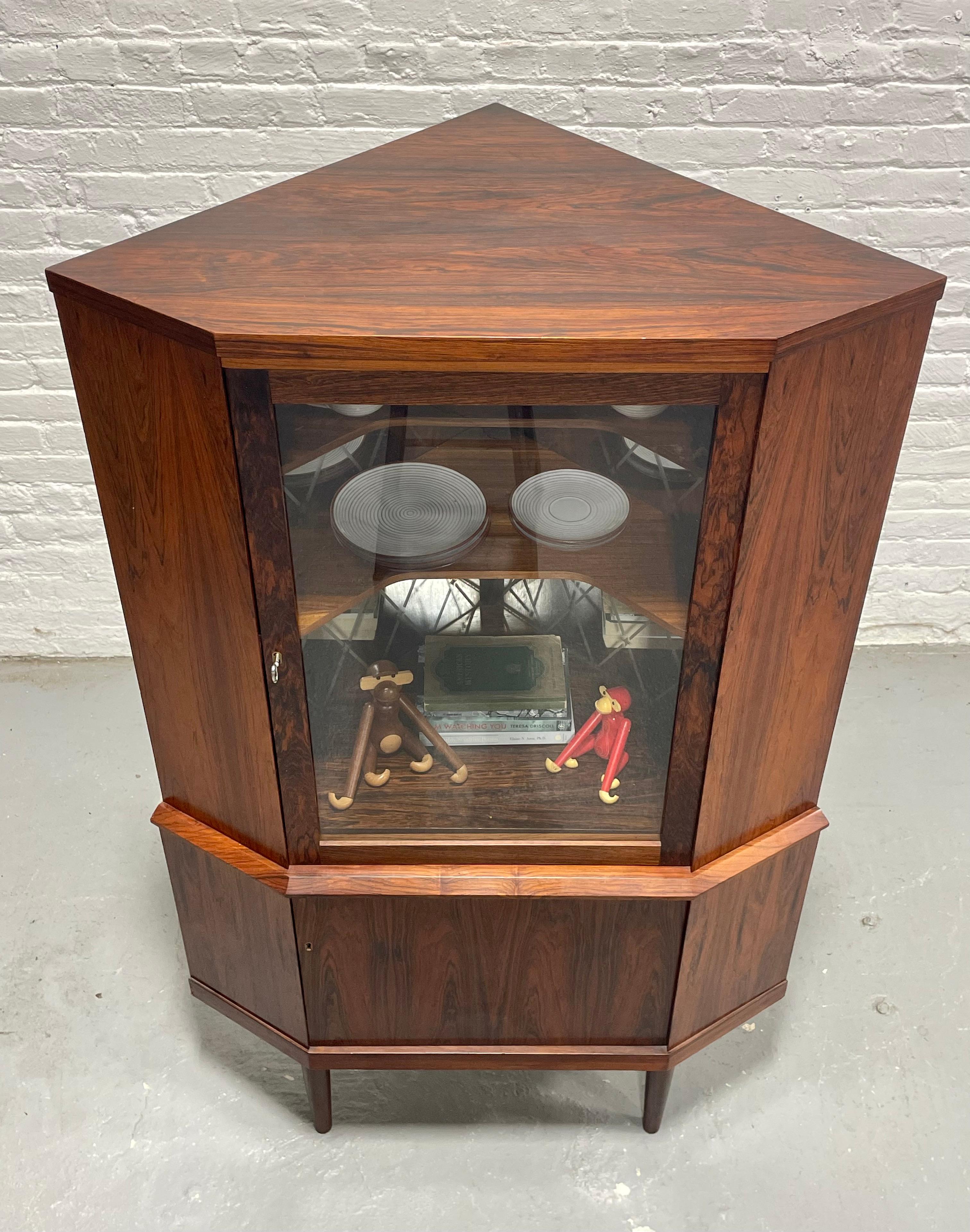 Mueble para Vajilla o Licor de Esquina de Palisandro Moderno de Mediados de Siglo, Fabricado en Dinamarca mediados del siglo XX en venta
