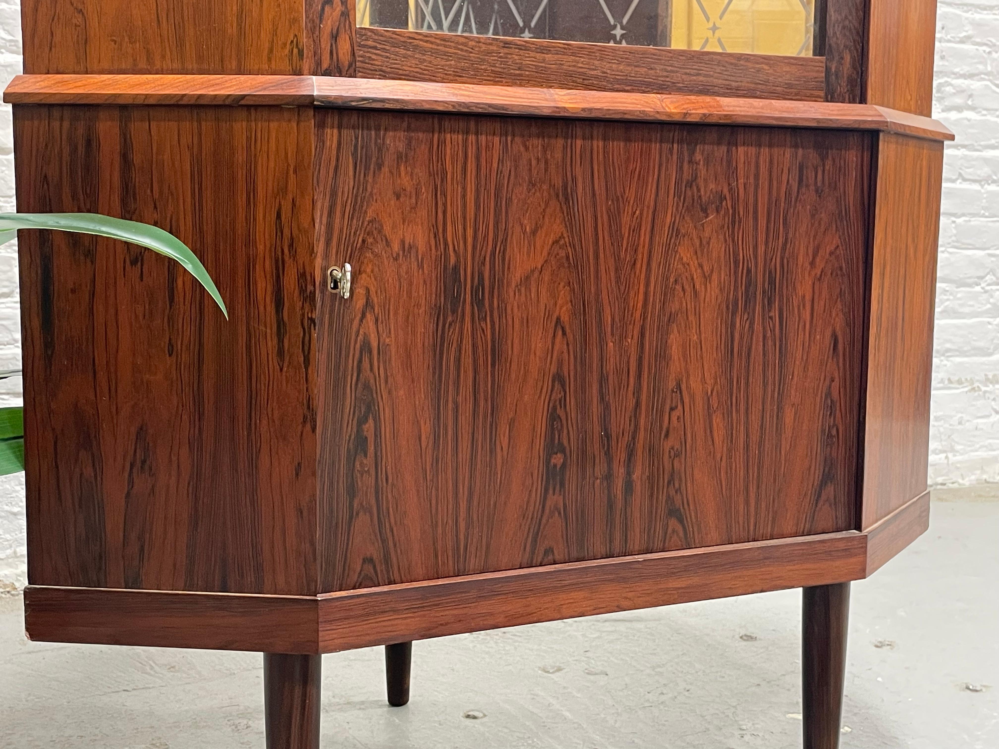 Mueble para Vajilla o Licor de Esquina de Palisandro Moderno de Mediados de Siglo, Fabricado en Dinamarca Vidrio en venta