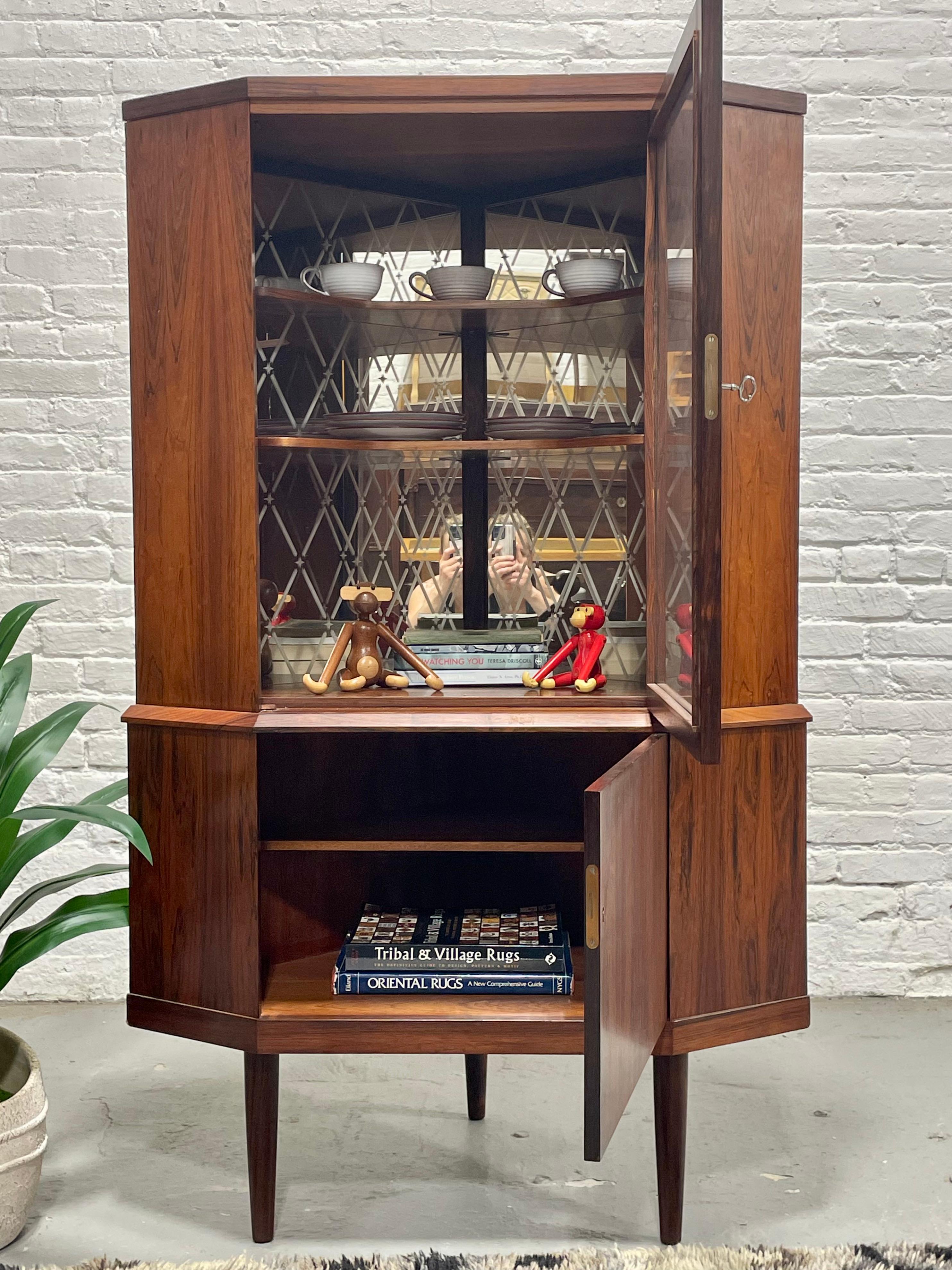 Mueble para Vajilla o Licor de Esquina de Palisandro Moderno de Mediados de Siglo, Fabricado en Dinamarca en venta 2