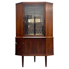 Meuble d'angle en bois de rose pour porcelaine ou liqueur, fait au Danemark au milieu du siècle dernier