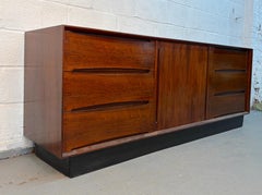 Modernes Rosenholz-Credenza aus der Mitte des Jahrhunderts von Dyrlund of Denmark