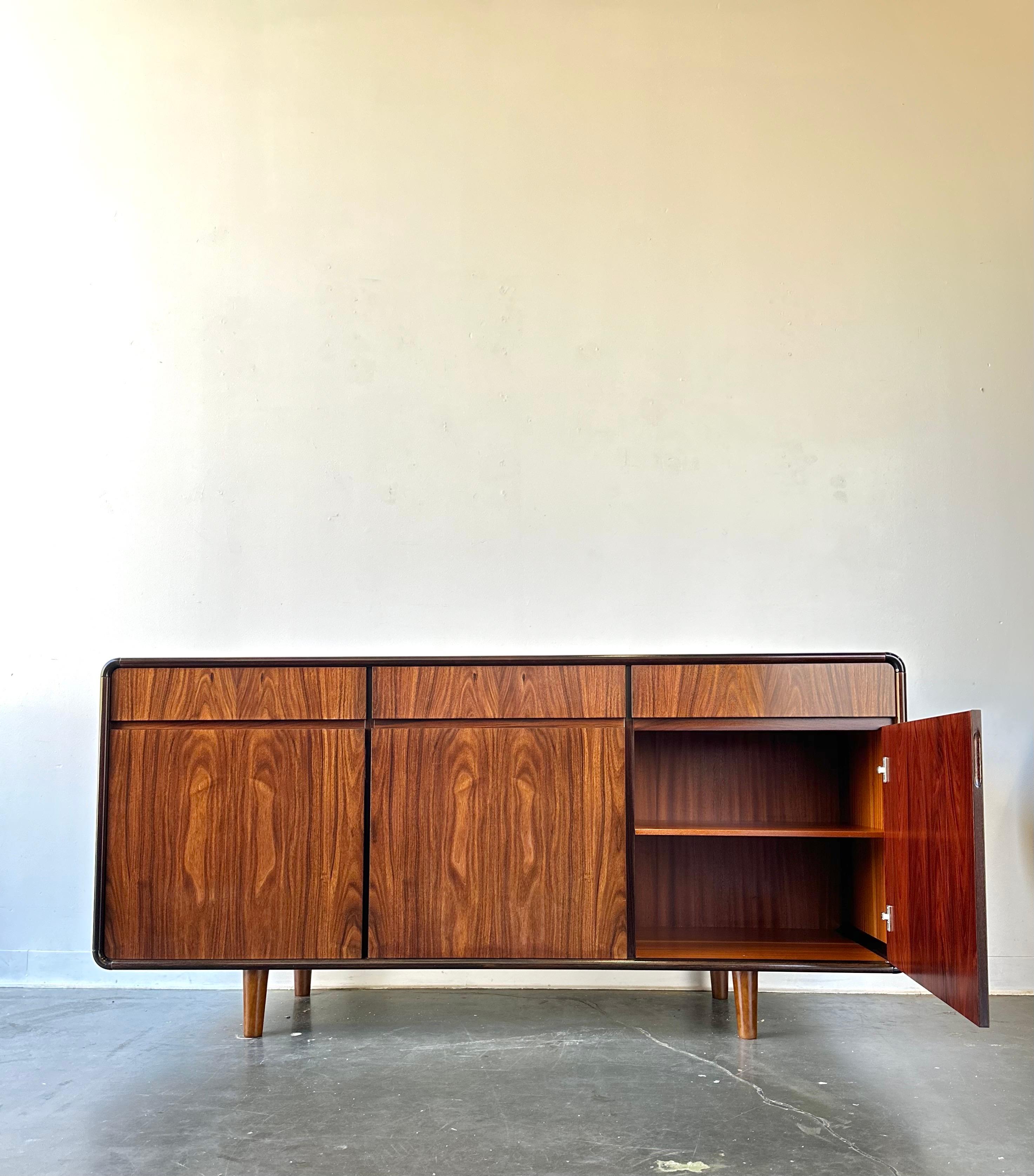Mid Century Modern Rosewood Credenza Danish  In Good Condition For Sale In Sayreville, NJ