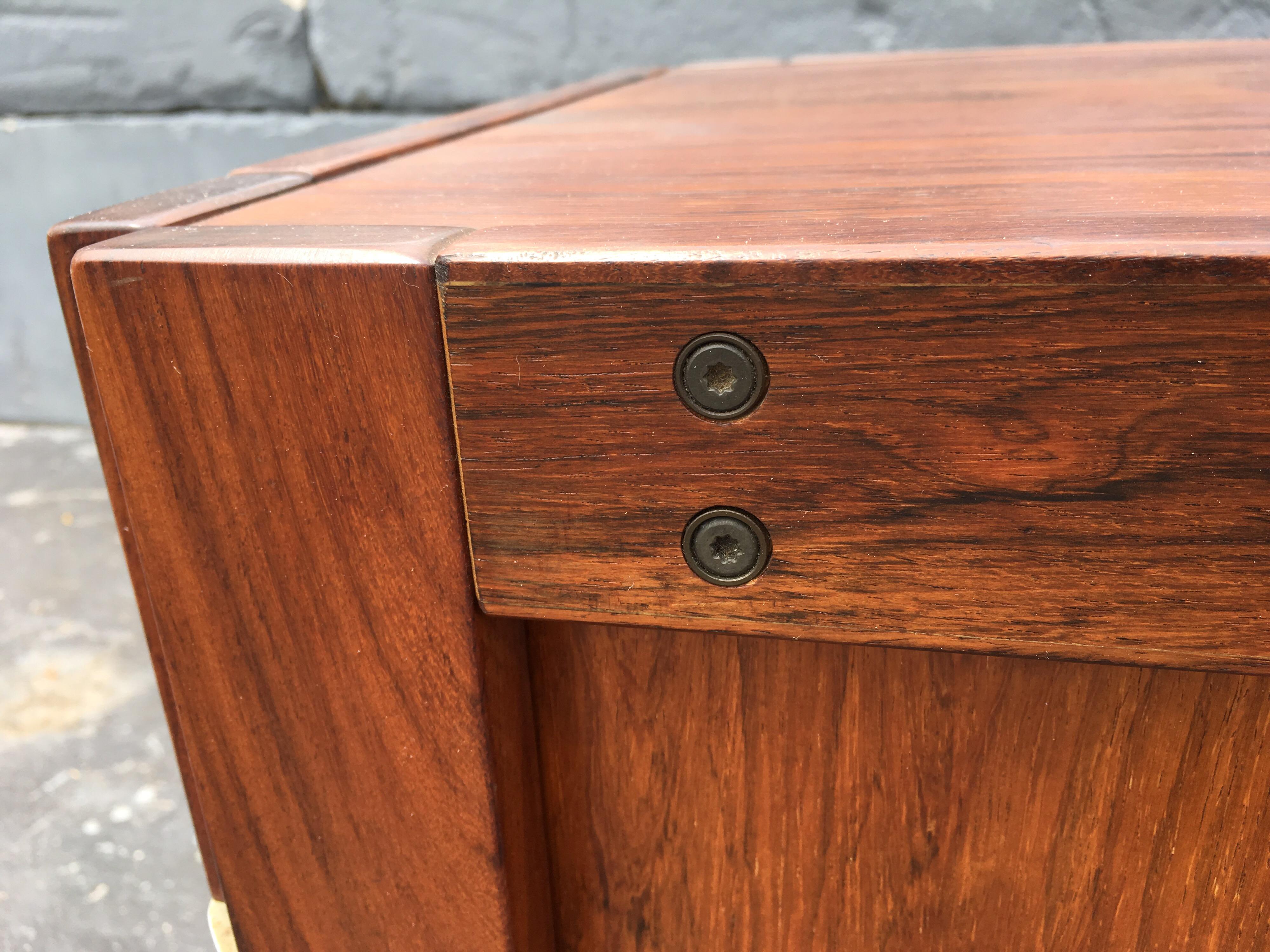 Mid-Century Modern Rosewood Credenza For Sale 4