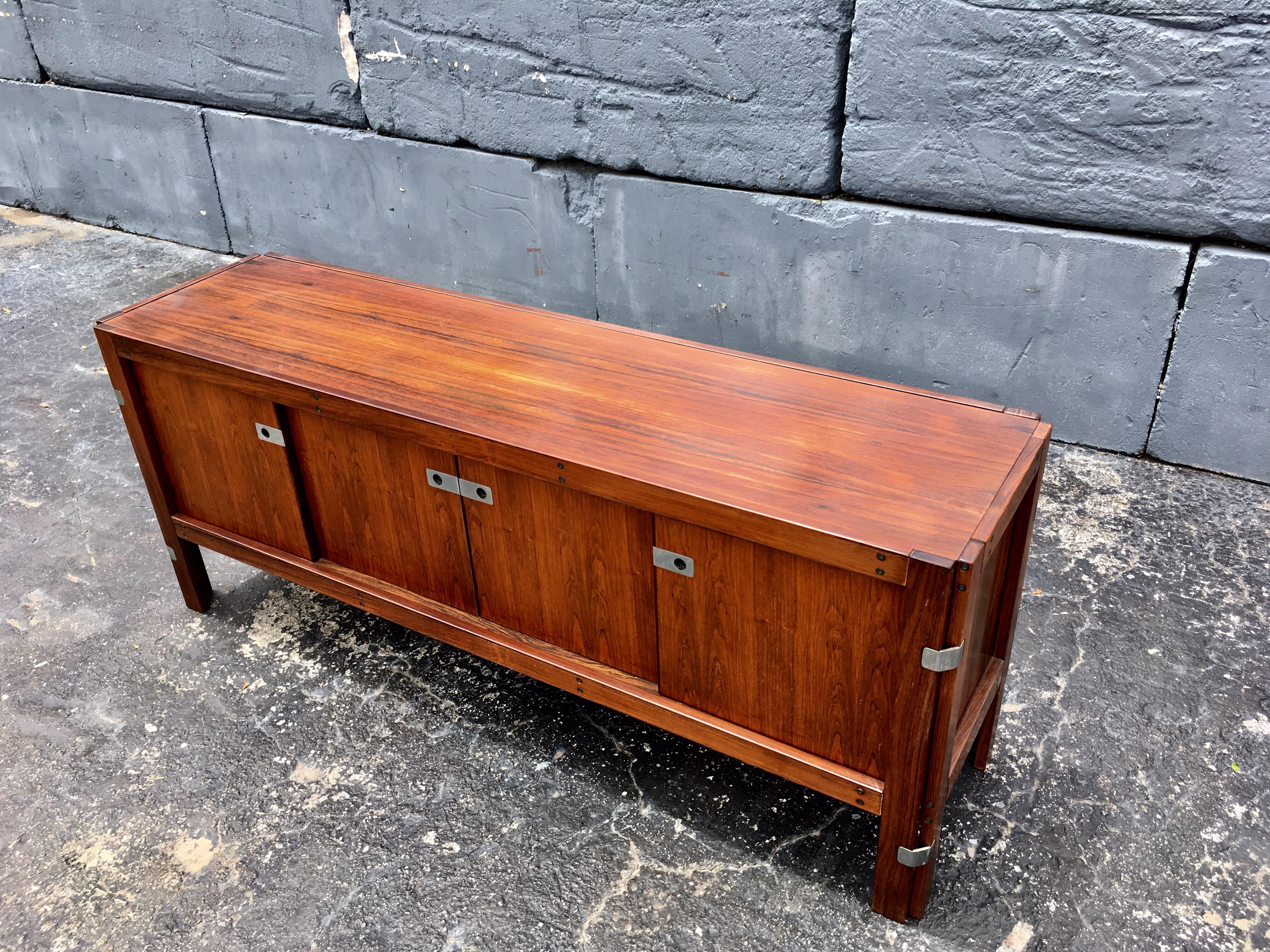 Mid-Century Modern Rosewood Credenza For Sale 6