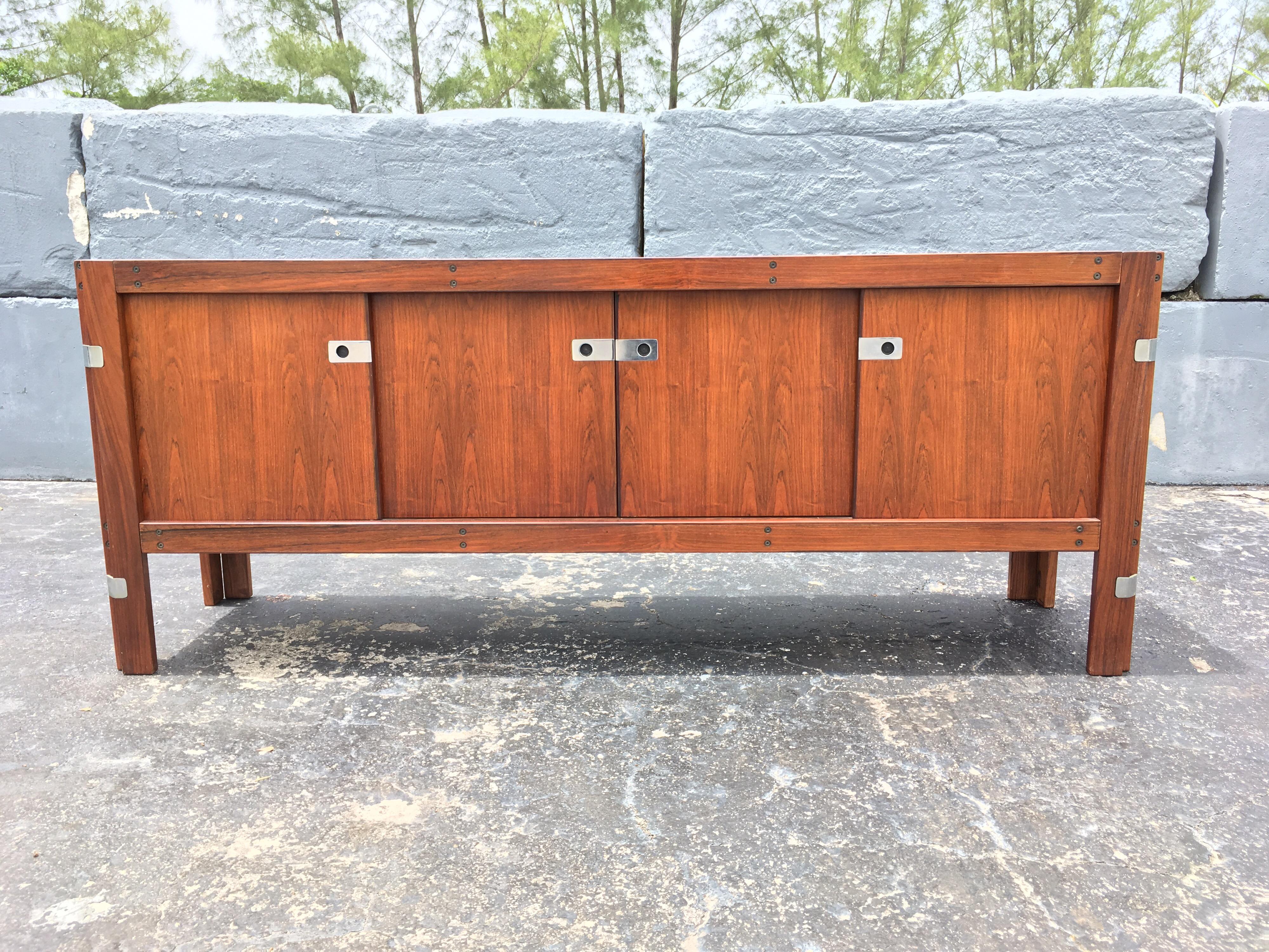 Mid-Century Modern Rosewood Credenza For Sale 7