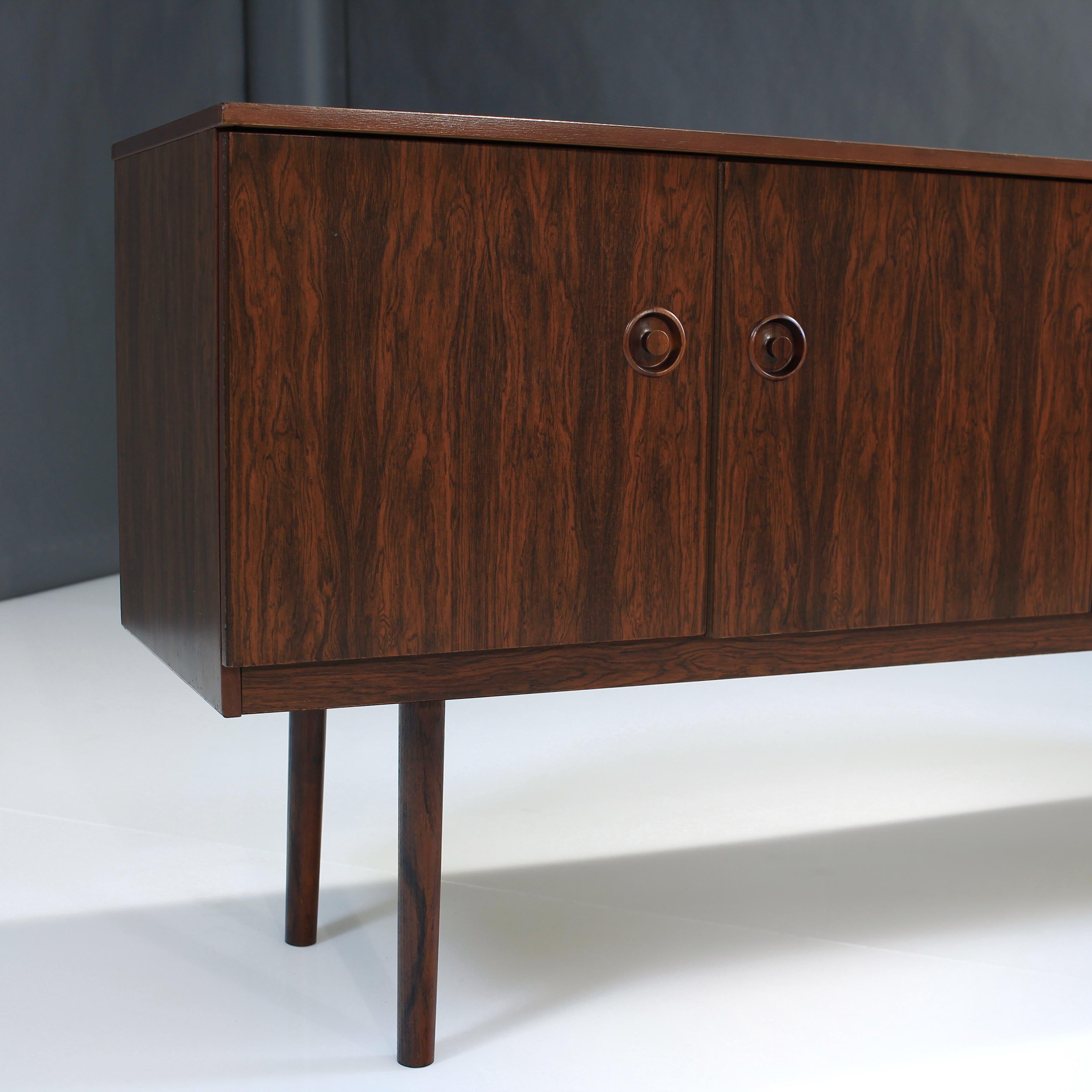 Mid-Century Modern Rosewood Credenza For Sale 1