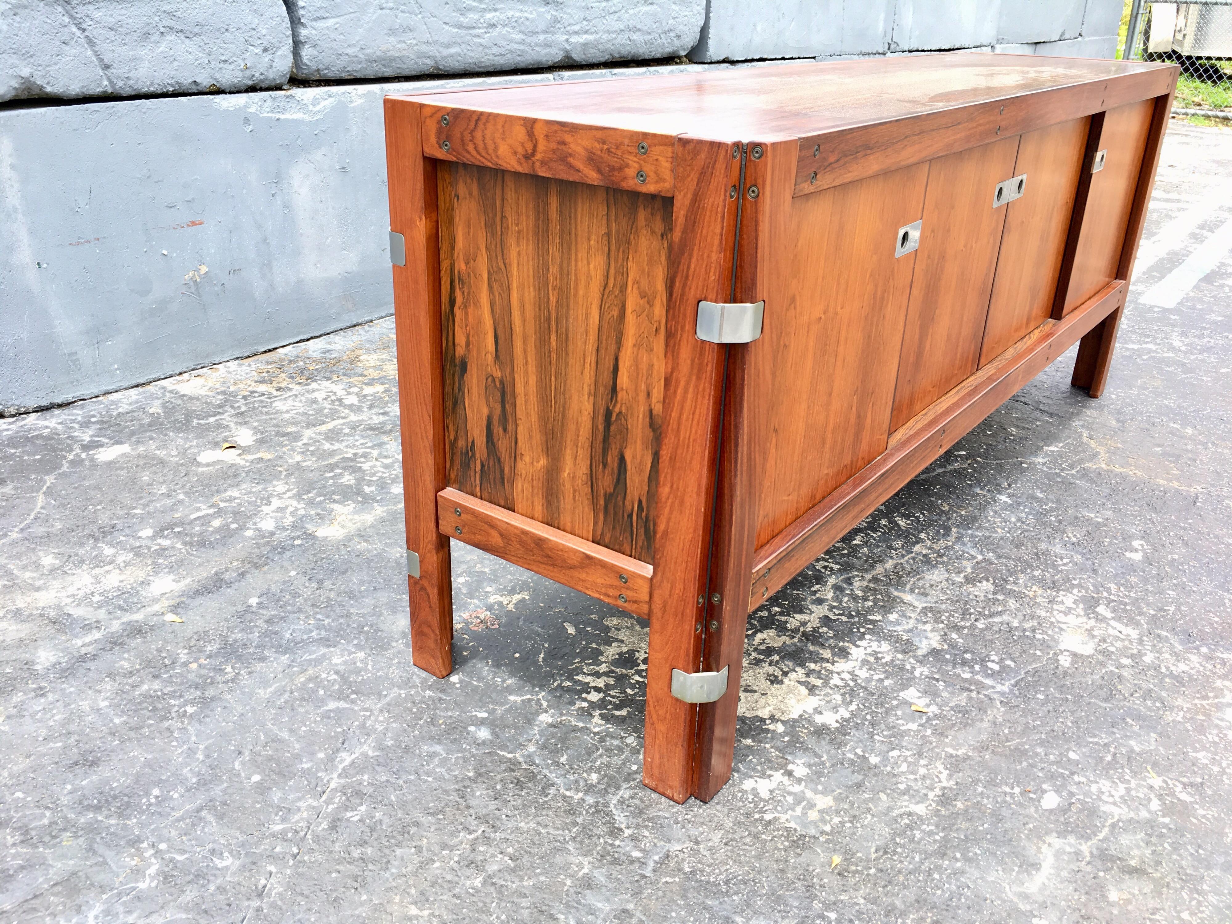 Mid-Century Modern Rosewood Credenza For Sale 8