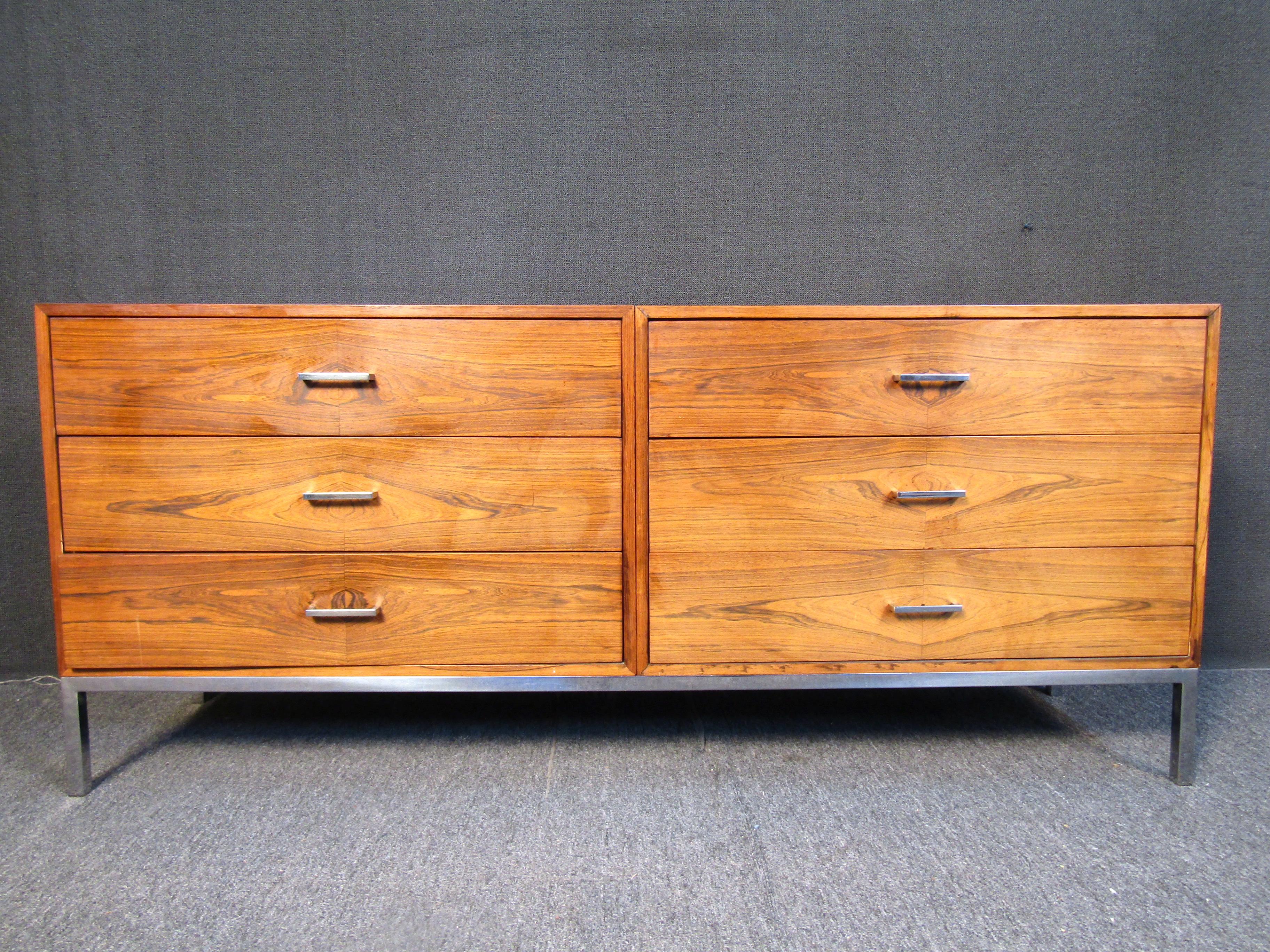 A stunning Mid-Century Modern danish rosewood credenza. A Classic dresser with (6) drawers for optimum storage. A sleek design perfect for any home, office or bedroom setting. Please confirm item location with seller (NY/NJ).