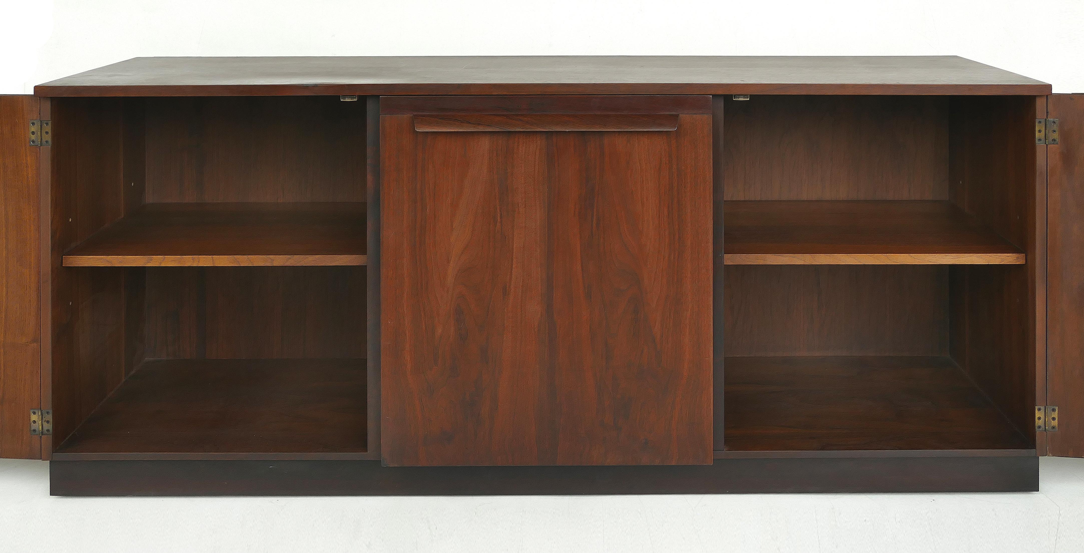 Mid-Century Modern Rosewood Credenza In Good Condition In Miami, FL