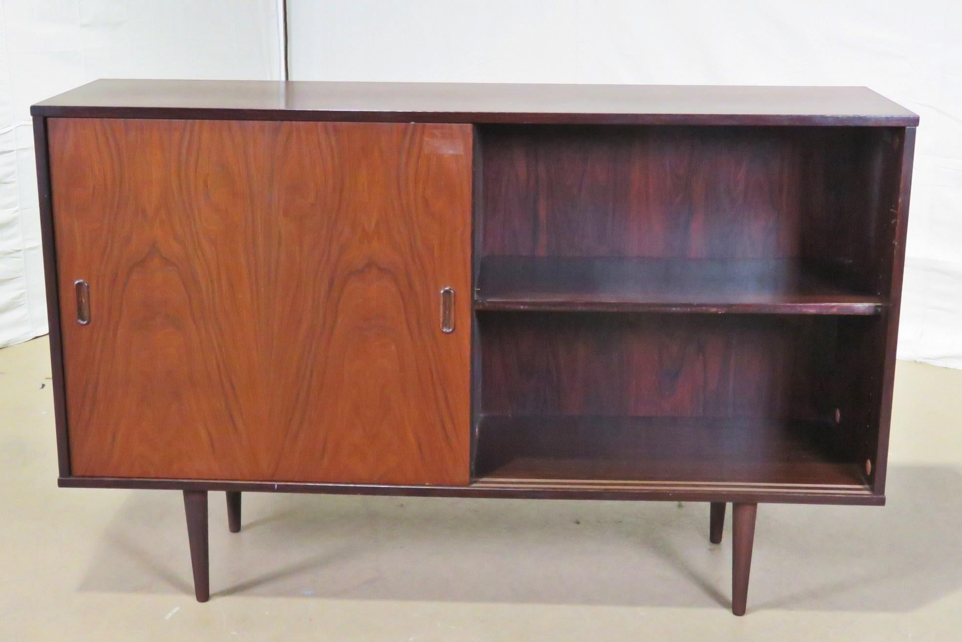 Danish Mid-Century Modern Rosewood Credenza TV Cabinet Sideboard In Good Condition In Swedesboro, NJ