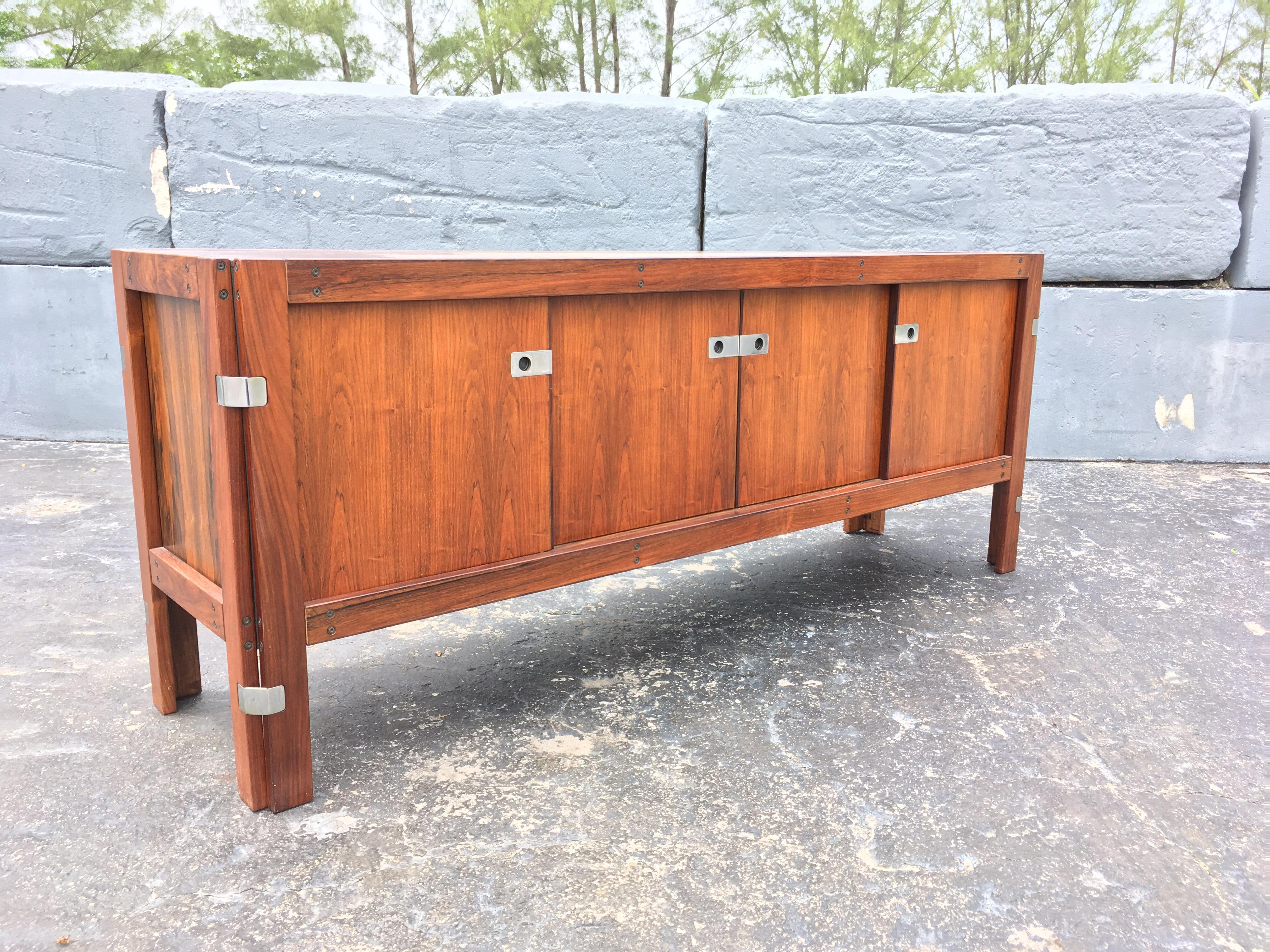 Mid-Century Modern Rosewood Credenza In Good Condition For Sale In Miami, FL