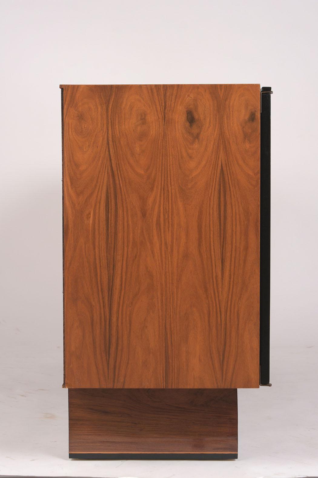 Mid-Century Modern Rosewood Credenza In Good Condition In Los Angeles, CA