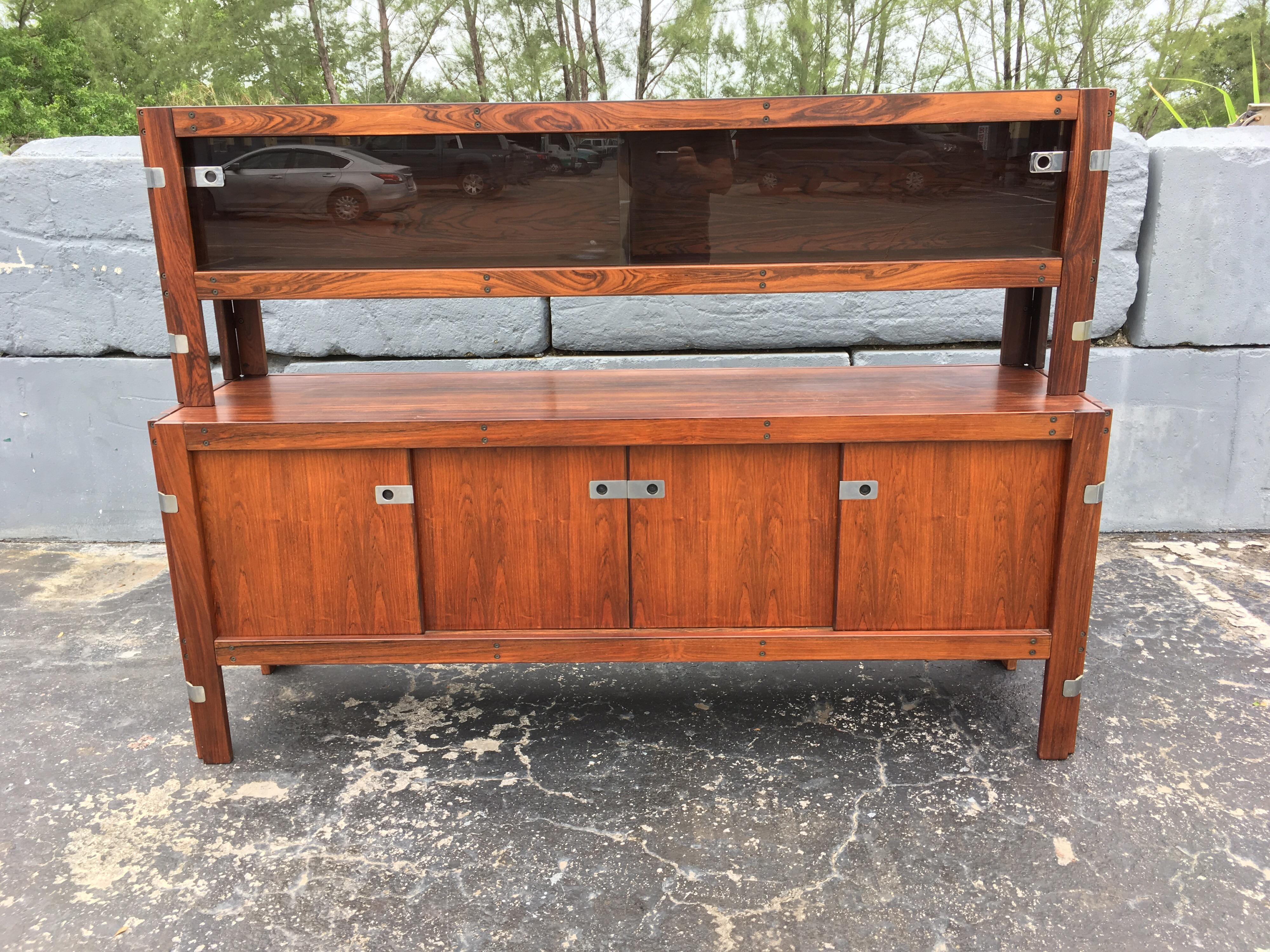 Mid-Century Modern Rosewood Credenza For Sale 1