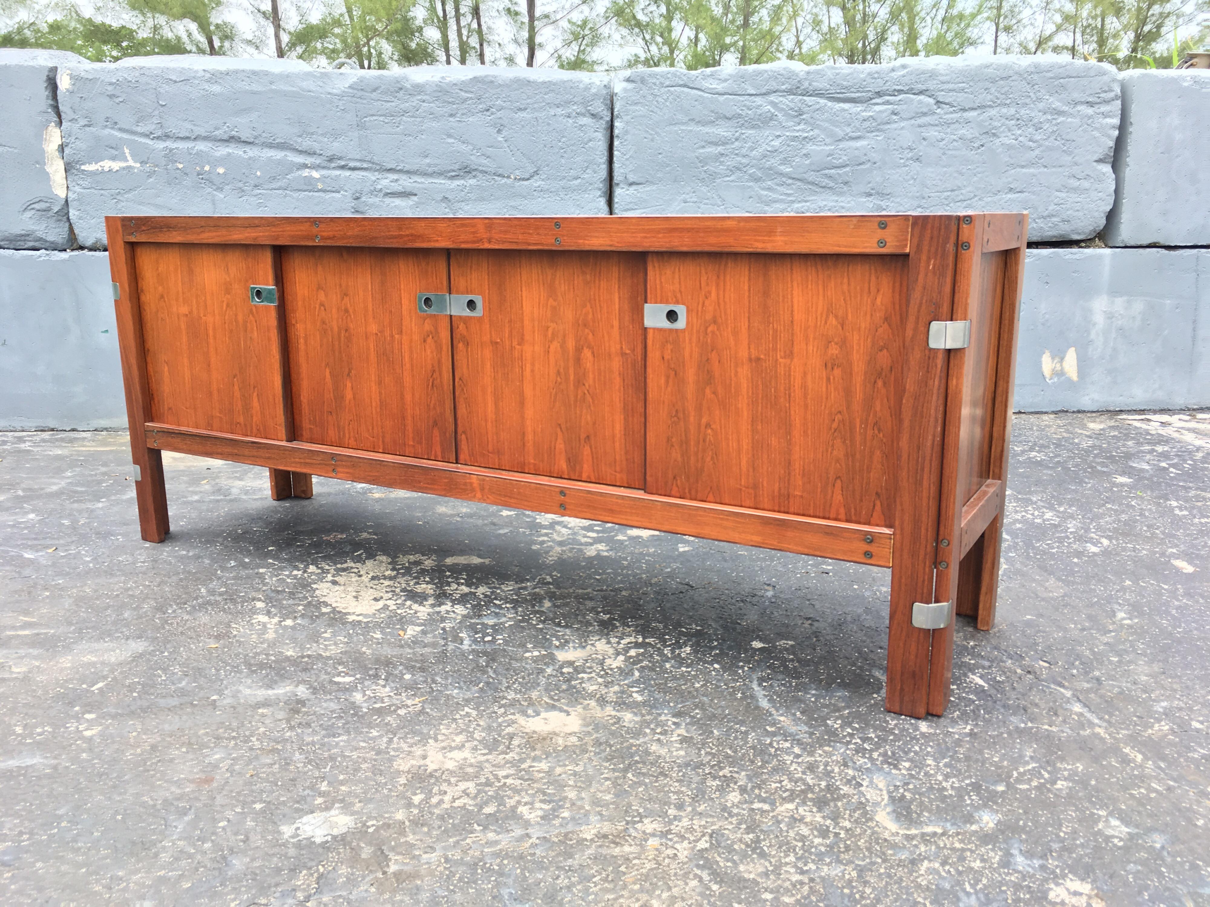 Mid-Century Modern Rosewood Credenza For Sale 3