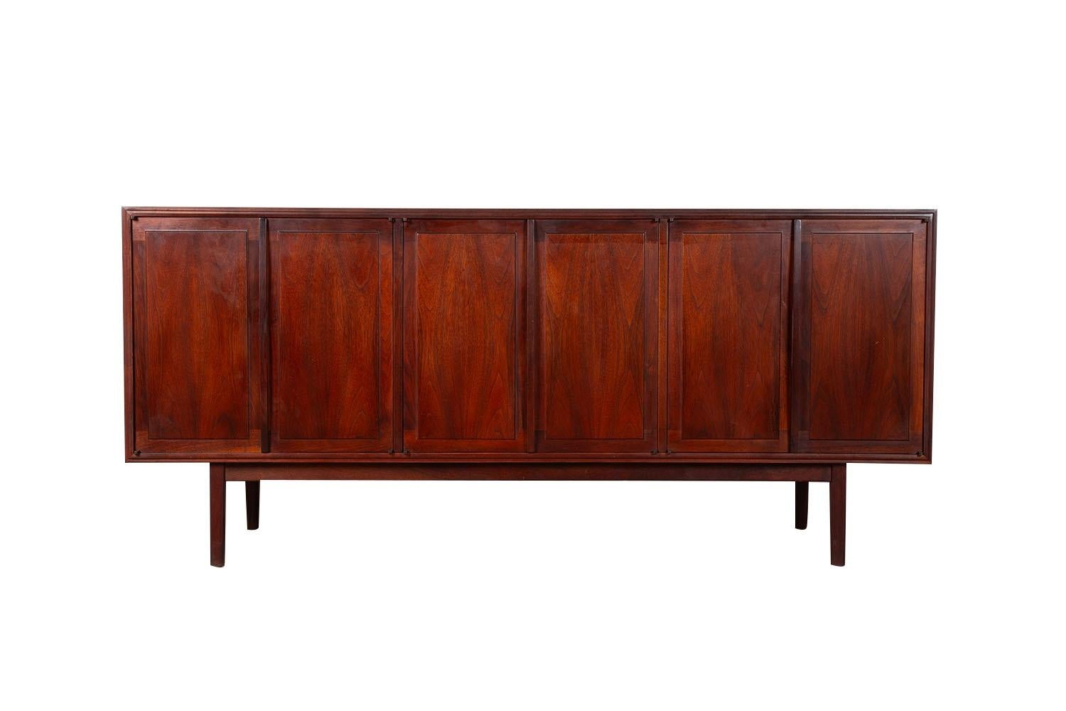 Mid-Century moderno Credenza Credenza in legno di palissandro moderna di metà secolo in vendita