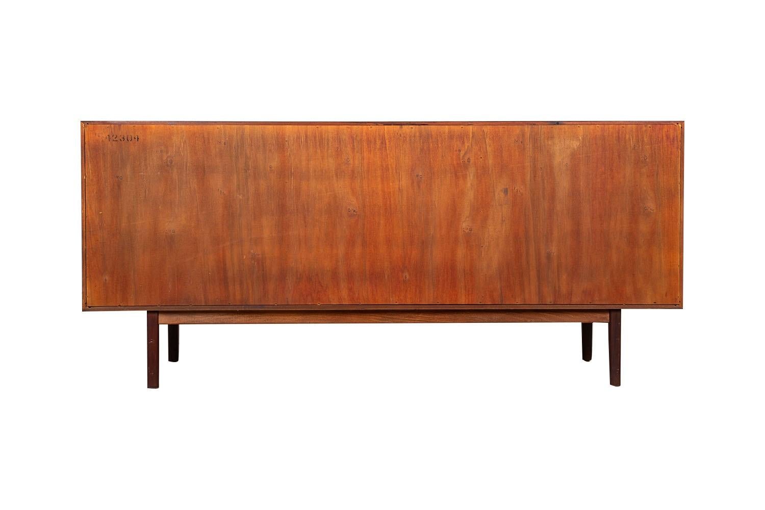 Credenza Credenza in legno di palissandro moderna di metà secolo In condizioni discrete in vendita a Baltimore, MD