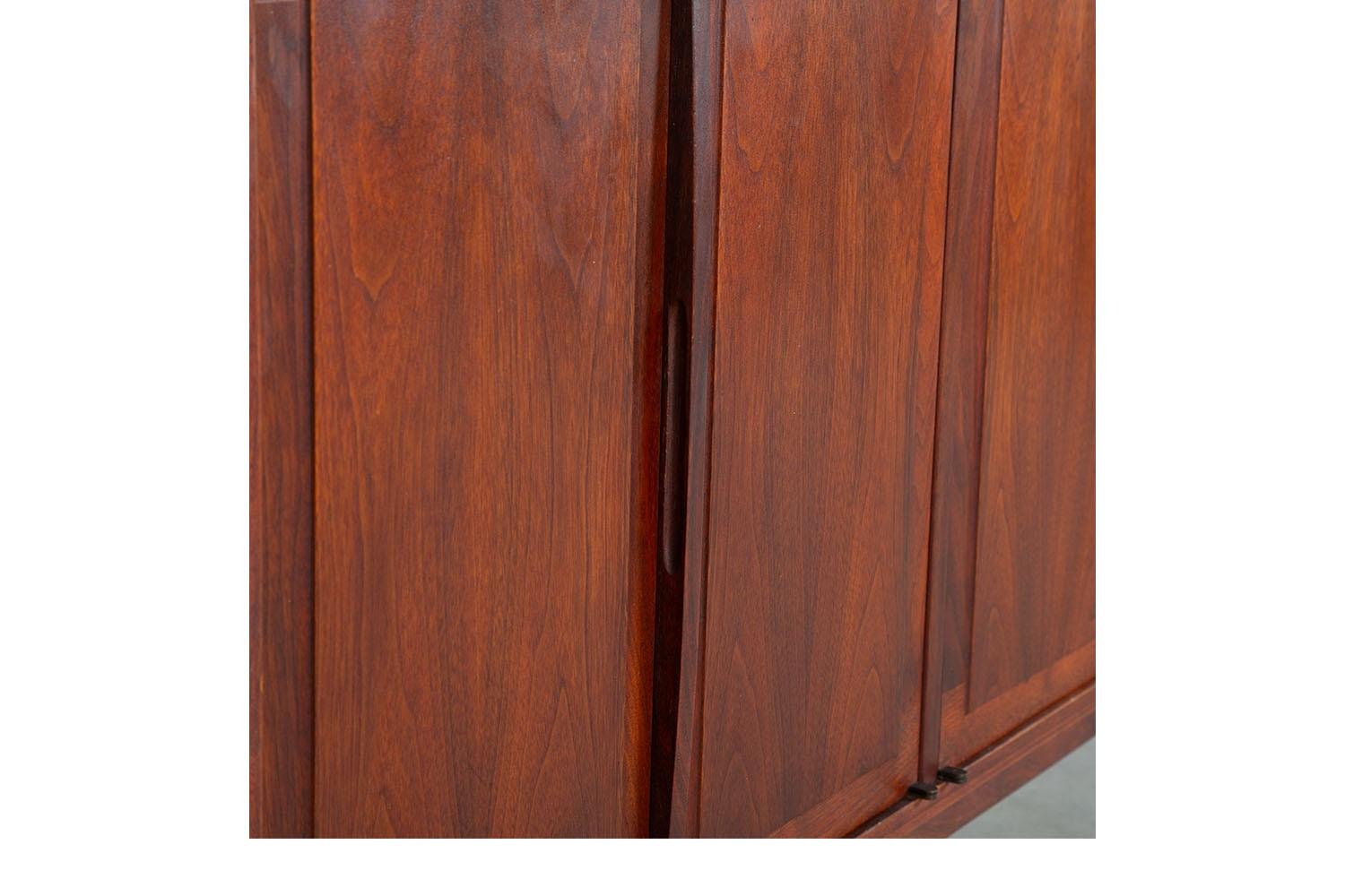 Metà XX secolo Credenza Credenza in legno di palissandro moderna di metà secolo in vendita