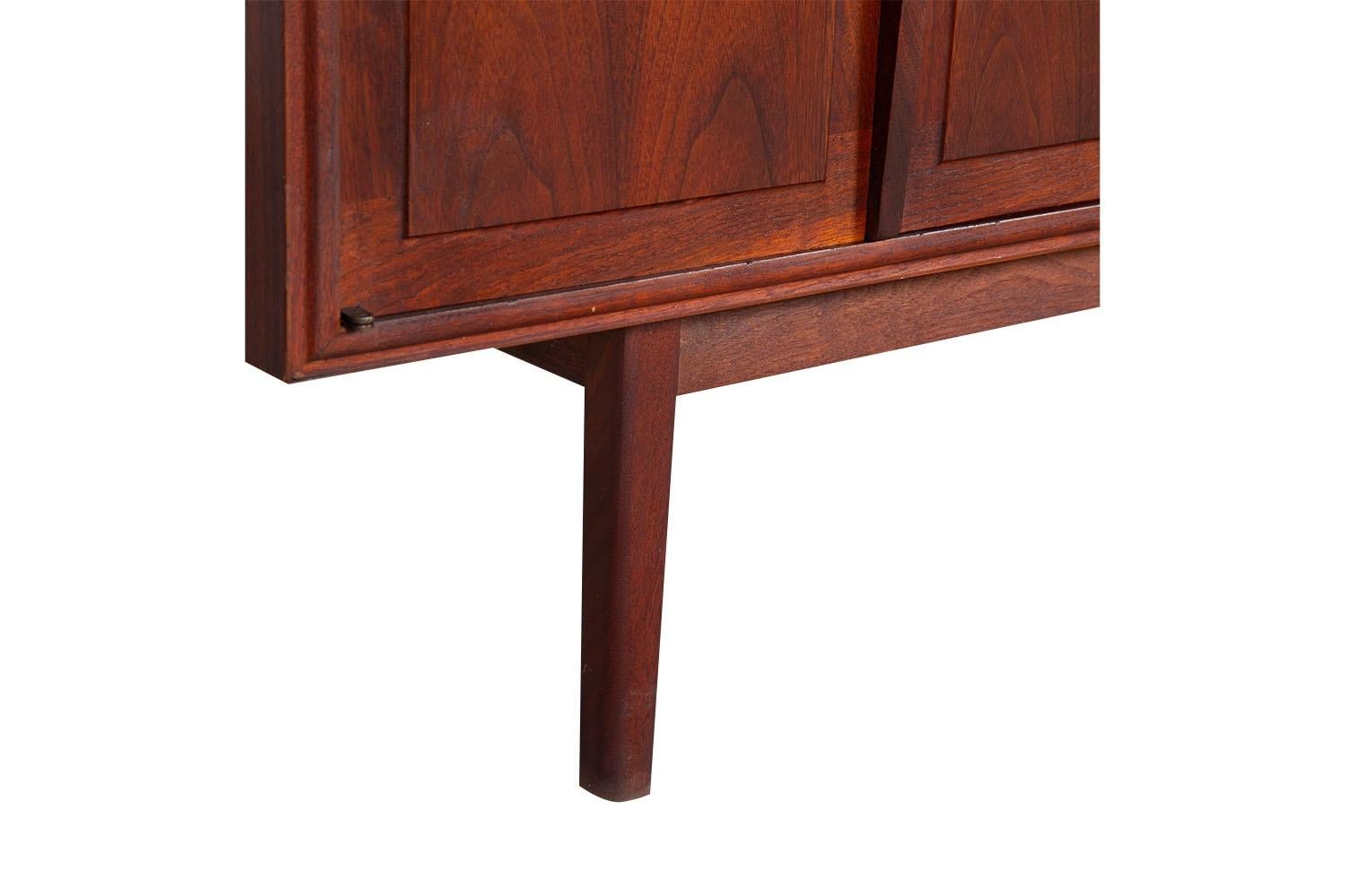 Palissandro Credenza Credenza in legno di palissandro moderna di metà secolo in vendita