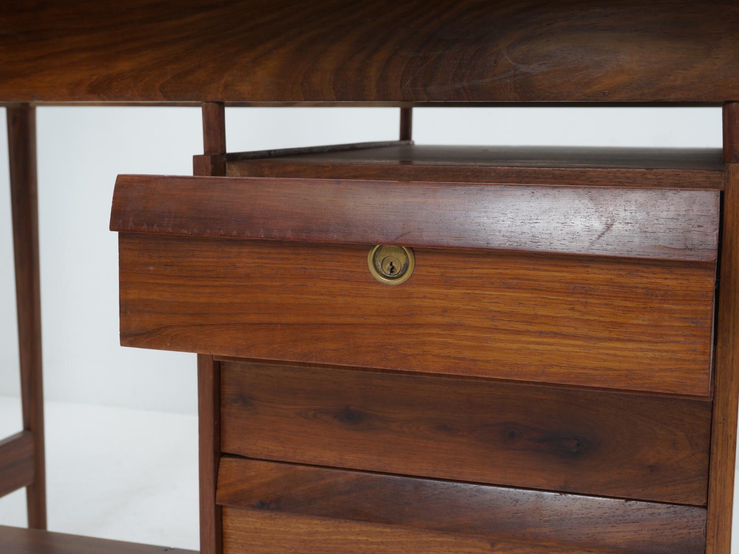 Mid-Century Modern Rosewood Desk, 1950s In Excellent Condition In Philadelphia, PA