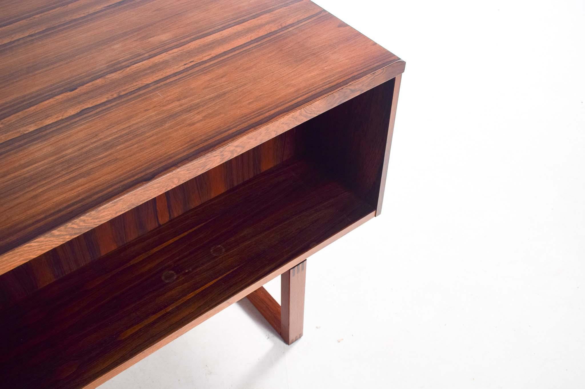 Der Schreibtisch EP401 aus Palisanderholz, entworfen von Eigjil Petersen in den 1960er Jahren, ist ein beeindruckendes Beispiel für dänische Handwerkskunst und Design. Dieser Schreibtisch hat eine große rechteckige Platte, die viel Arbeitsfläche für