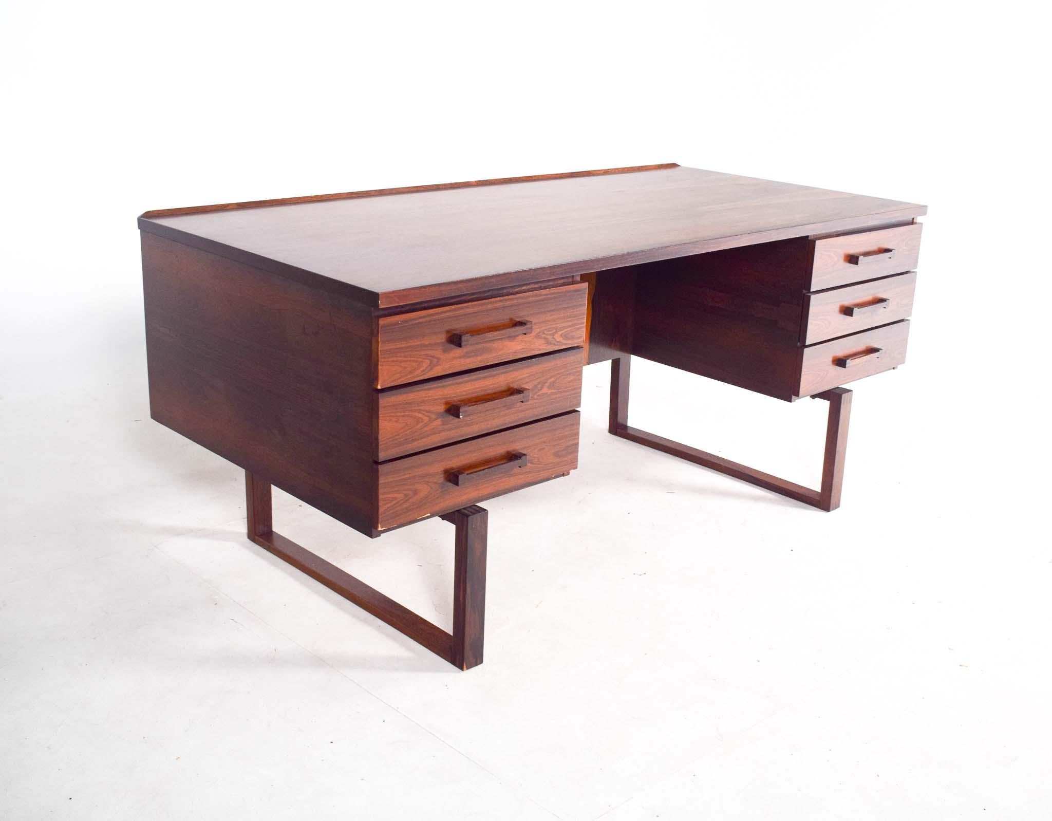 Moderner Schreibtisch aus Rosenholz von Eigjil Petersen, Dänemark, Mitte des Jahrhunderts (Moderne der Mitte des Jahrhunderts) im Angebot