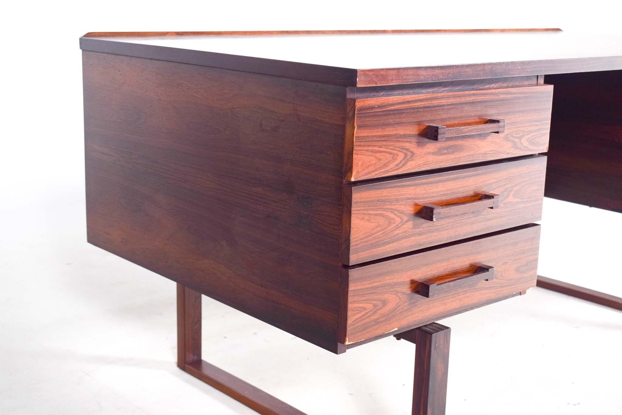 Moderner Schreibtisch aus Rosenholz von Eigjil Petersen, Dänemark, Mitte des Jahrhunderts (Dänisch) im Angebot