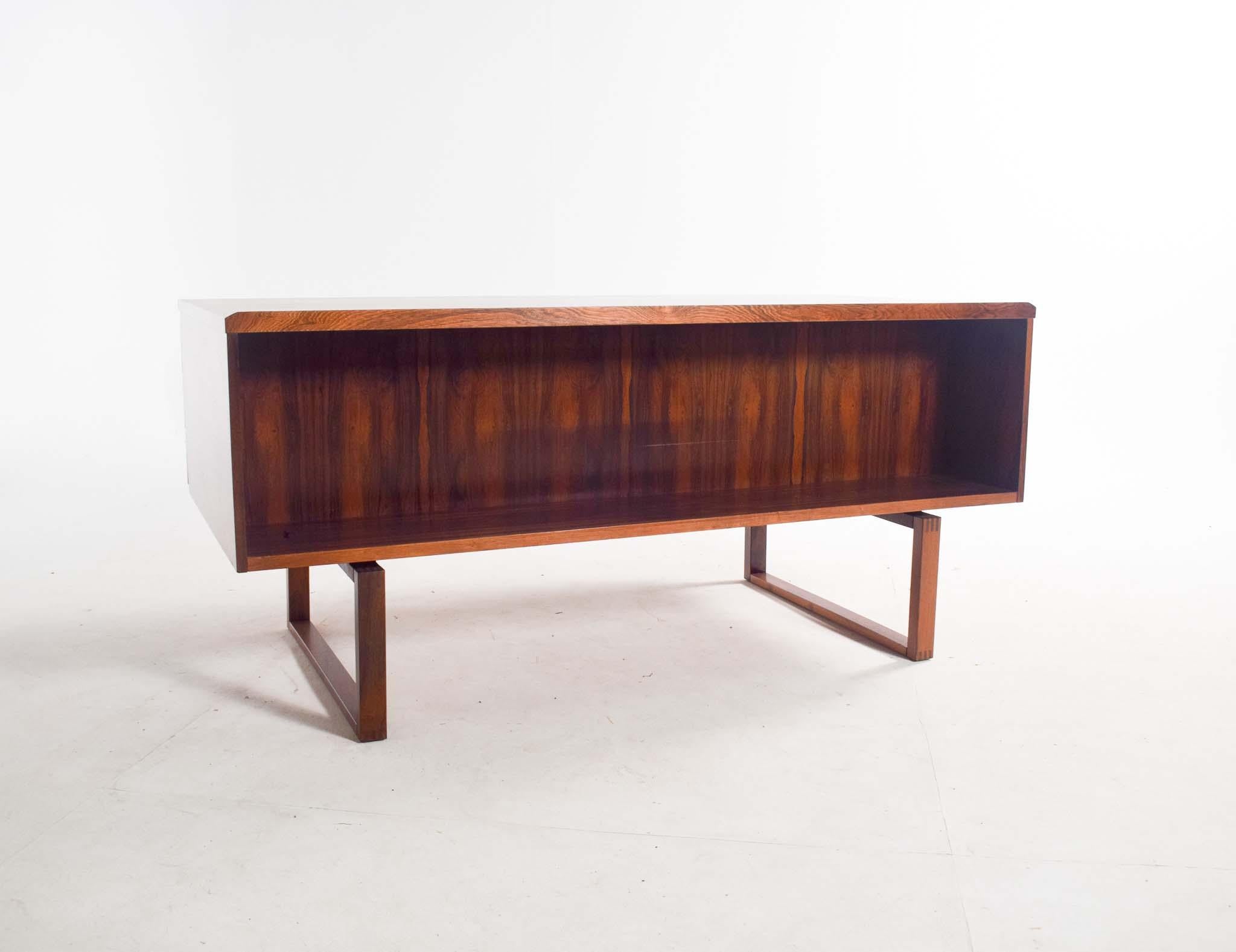 Moderner Schreibtisch aus Rosenholz von Eigjil Petersen, Dänemark, Mitte des Jahrhunderts (Mitte des 20. Jahrhunderts) im Angebot