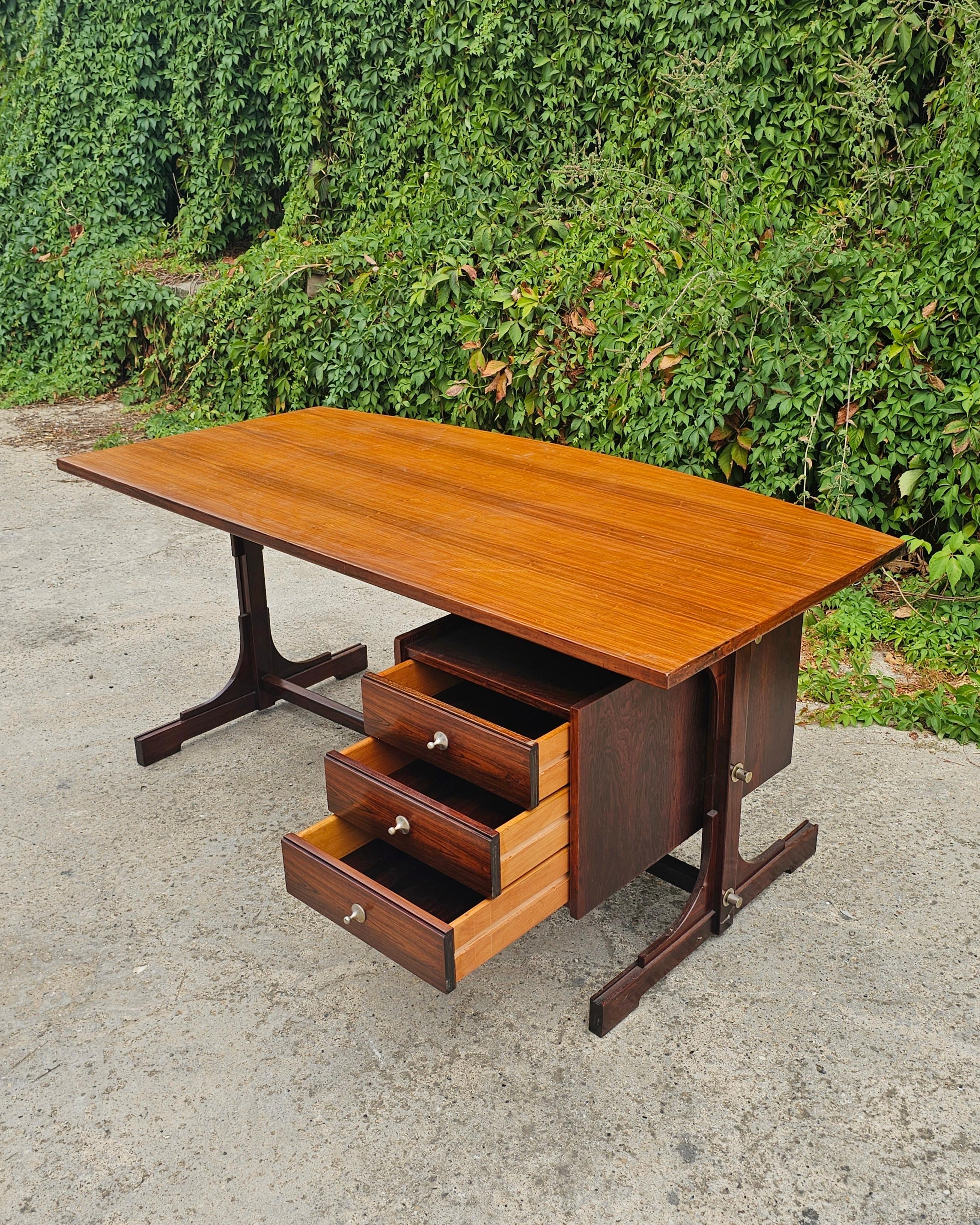 Italiano Scrivania in palissandro del Mid Century Modern disegnata da Gianfranco Frattini per Bernini in vendita