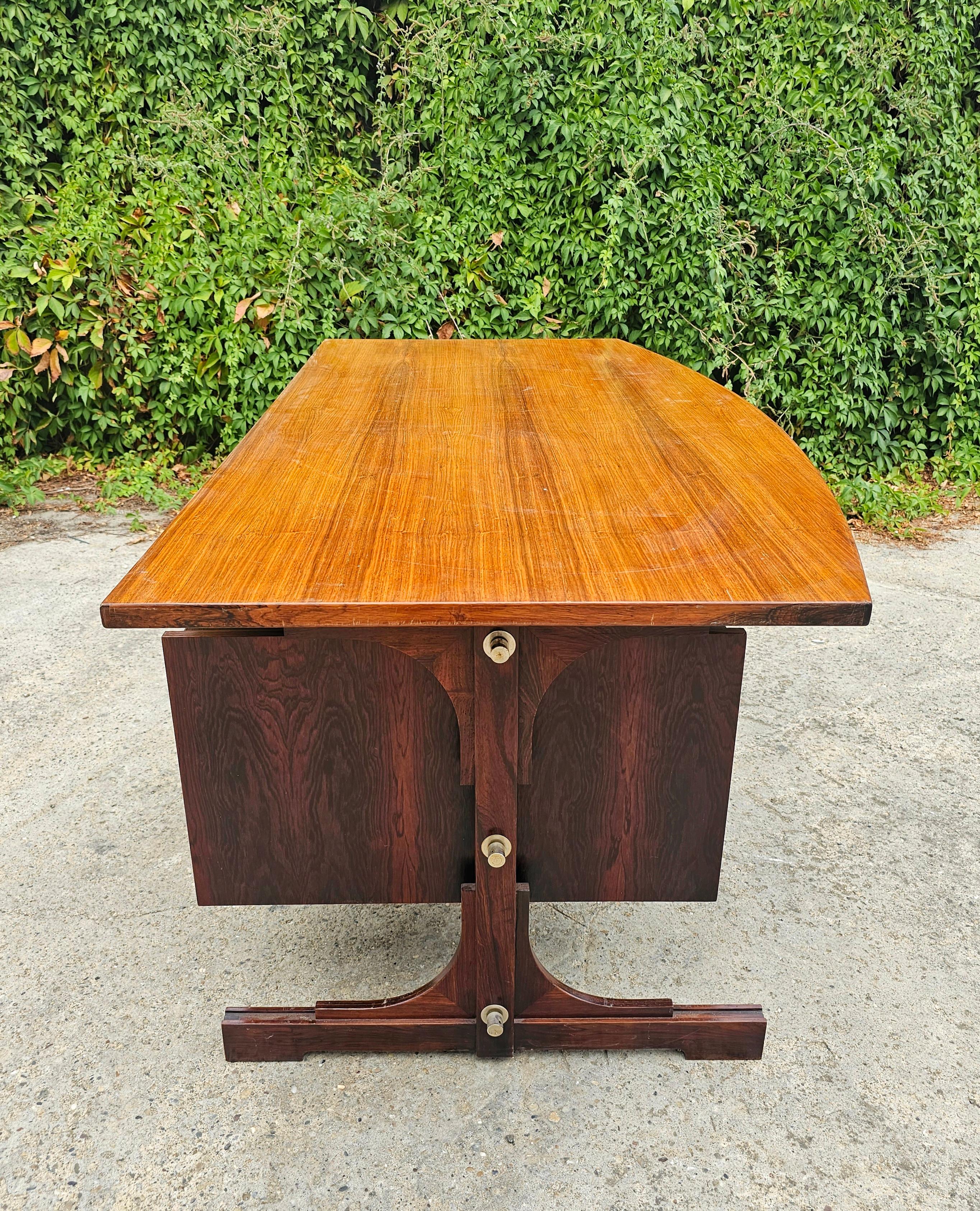 Ottone Scrivania in palissandro del Mid Century Modern disegnata da Gianfranco Frattini per Bernini in vendita