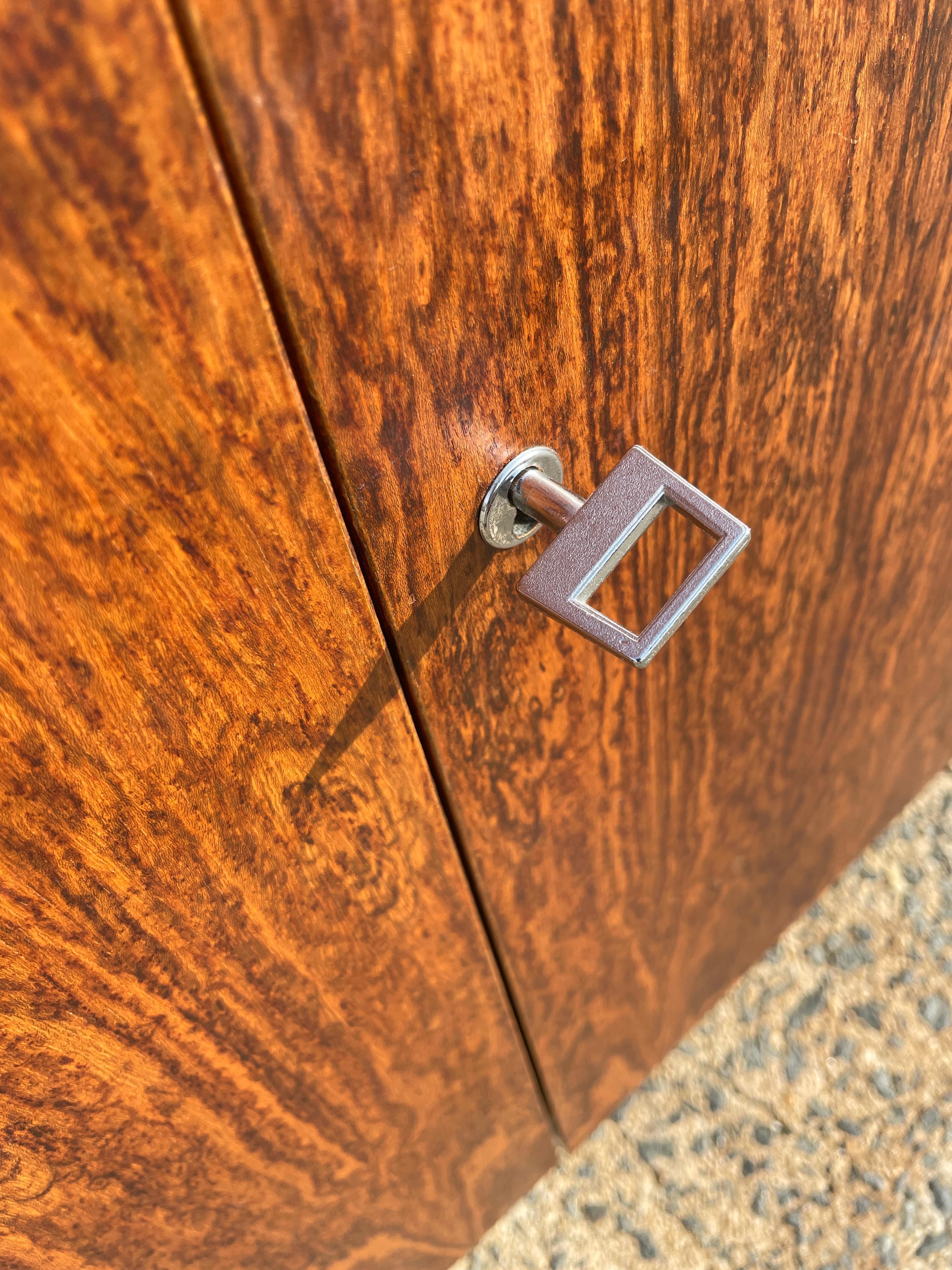 Scatola magica da scrivania in legno di palissandro di metà secolo moderno, realizzata in Brasile, con chiave in vendita 3