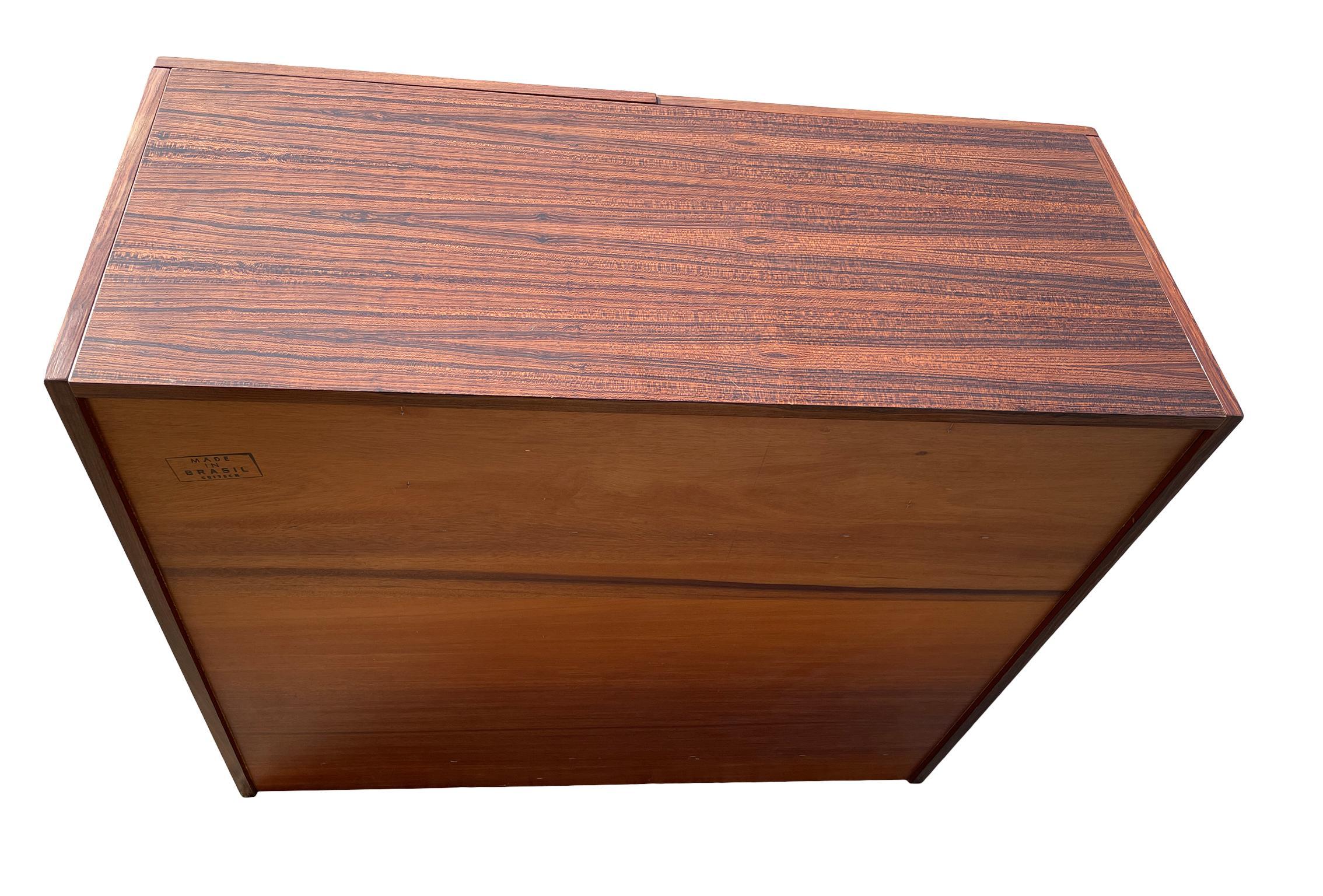 Scatola magica da scrivania in legno di palissandro di metà secolo moderno, realizzata in Brasile, con chiave in vendita 6
