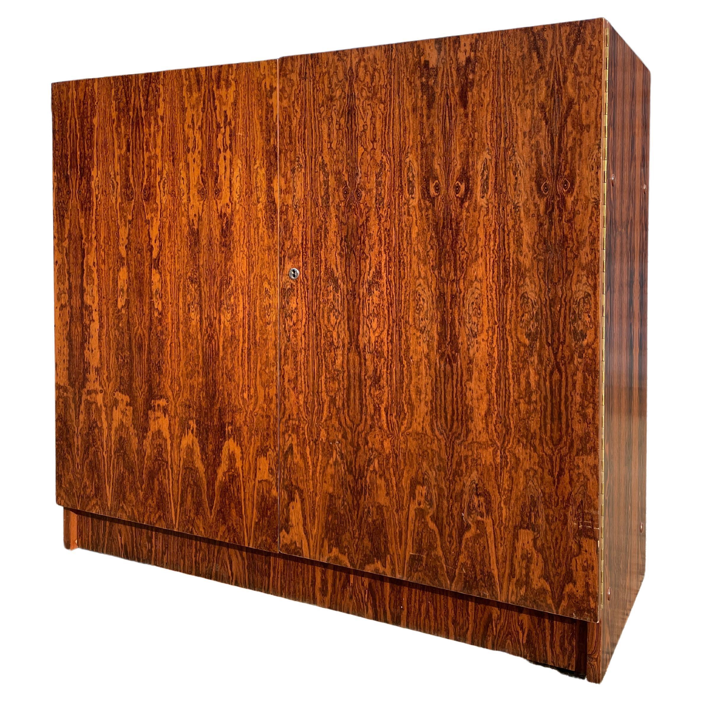 Splendido scrittoio in palissandro richiudibile e con serratura. Il pezzo si chiude completamente e può essere chiuso a chiave per proteggere tutti i tuoi documenti. Aperto, ha un grande piano di scrittura in teak che si estende all'esterno. Questo