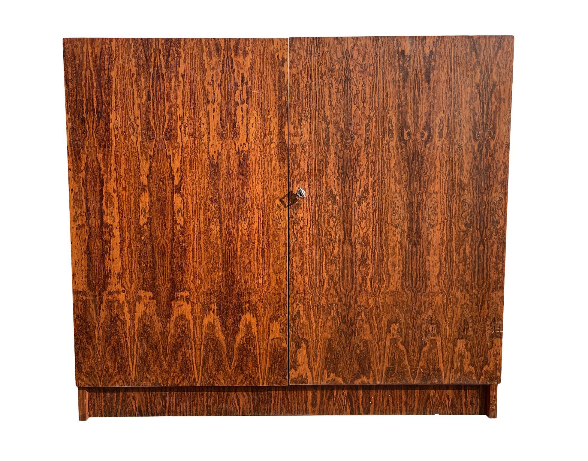 Mid-Century moderno Scatola magica da scrivania in legno di palissandro di metà secolo moderno, realizzata in Brasile, con chiave in vendita