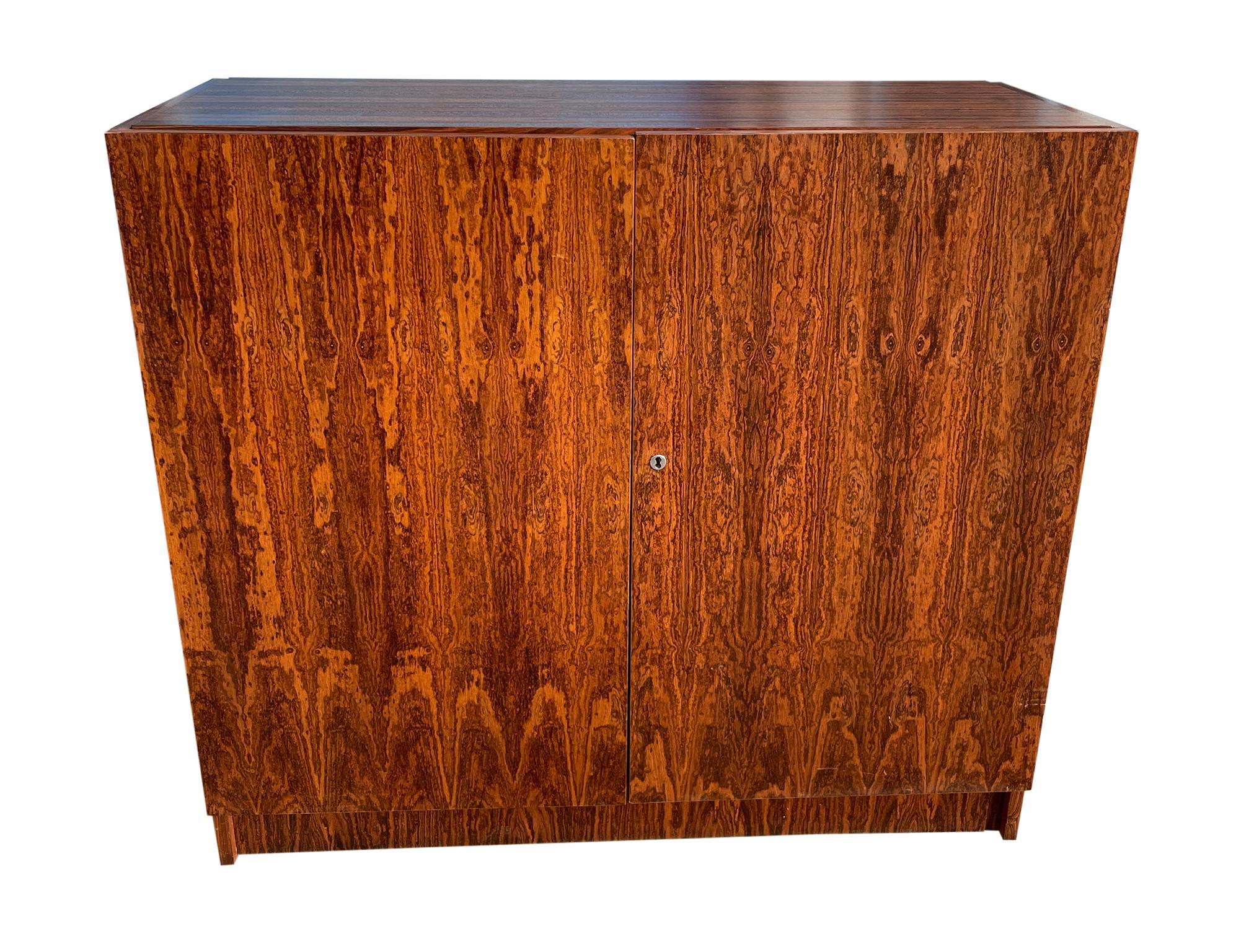 Brasiliano Scatola magica da scrivania in legno di palissandro di metà secolo moderno, realizzata in Brasile, con chiave in vendita