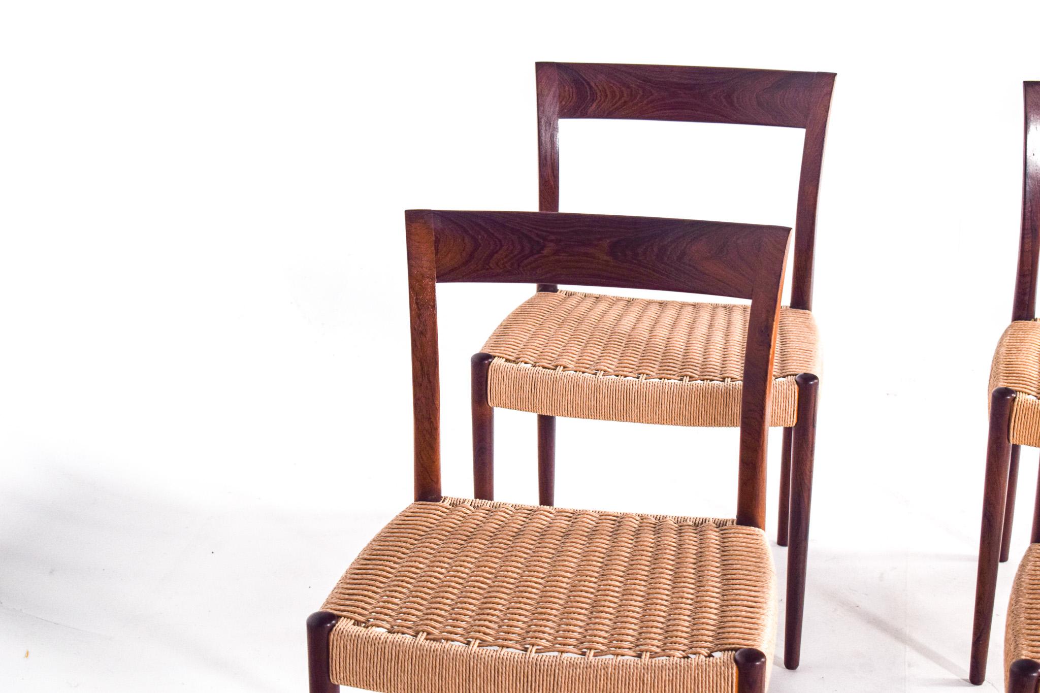 Cet ensemble de six chaises de salle à manger des années 1960, conçu par Søren Willadsen, témoigne de la finesse de l'artisanat danois et de l'éthique du design du milieu du XXe siècle. La construction en bois de rose confère une sensation de
