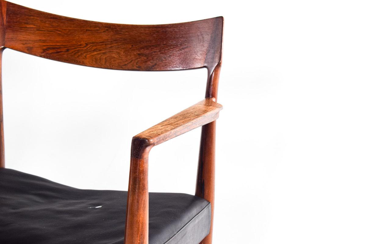 Set di sei eleganti sedie da pranzo di metà secolo, di cui due con braccioli, realizzate in legno di palissandro e contrassegnate da Soro Stolefabrik, un'azienda danese rinomata per la sua collaborazione con stimati designer e per l'impegno nella