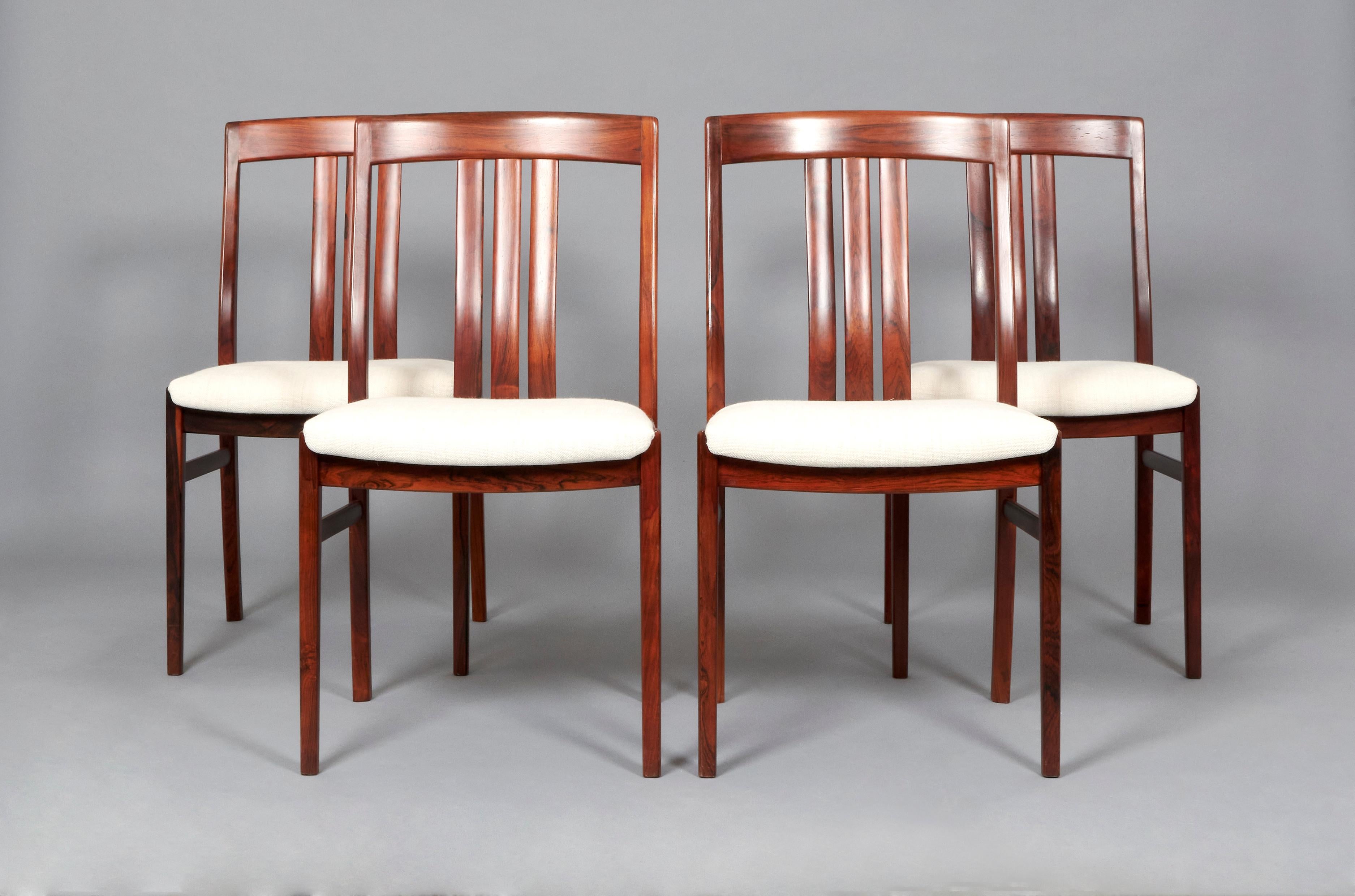 Esstischgarnitur eines anonymen Designers, bestehend aus vier Stühlen, hergestellt aus Palisanderholz und Polsterung. Schweden, 1960er Jahre 
Ausgezeichneter Vintage-Zustand, restauriert und neu gepolstert. Kann aufgrund von Zeit und Gebrauch