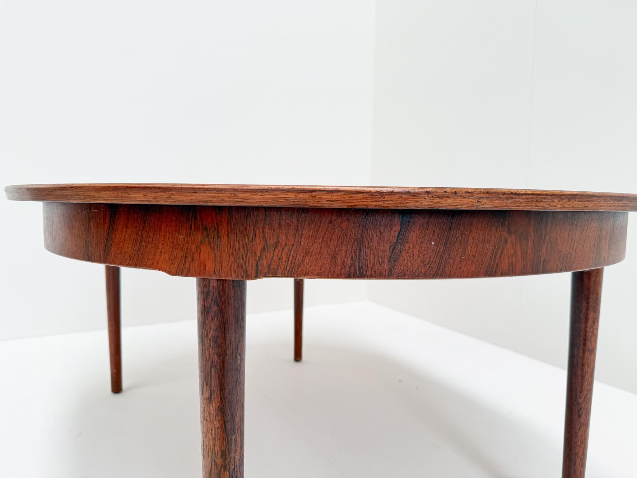 Modernes Palisander-Esszimmer-Set aus der Jahrhundertmitte: Schionning & Elgaard Stühle (Kunstleder) im Angebot