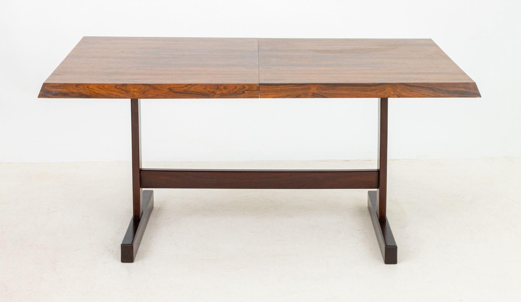 Table de salle à manger en bois de rose moderne du milieu du siècle, avec une feuille. 30