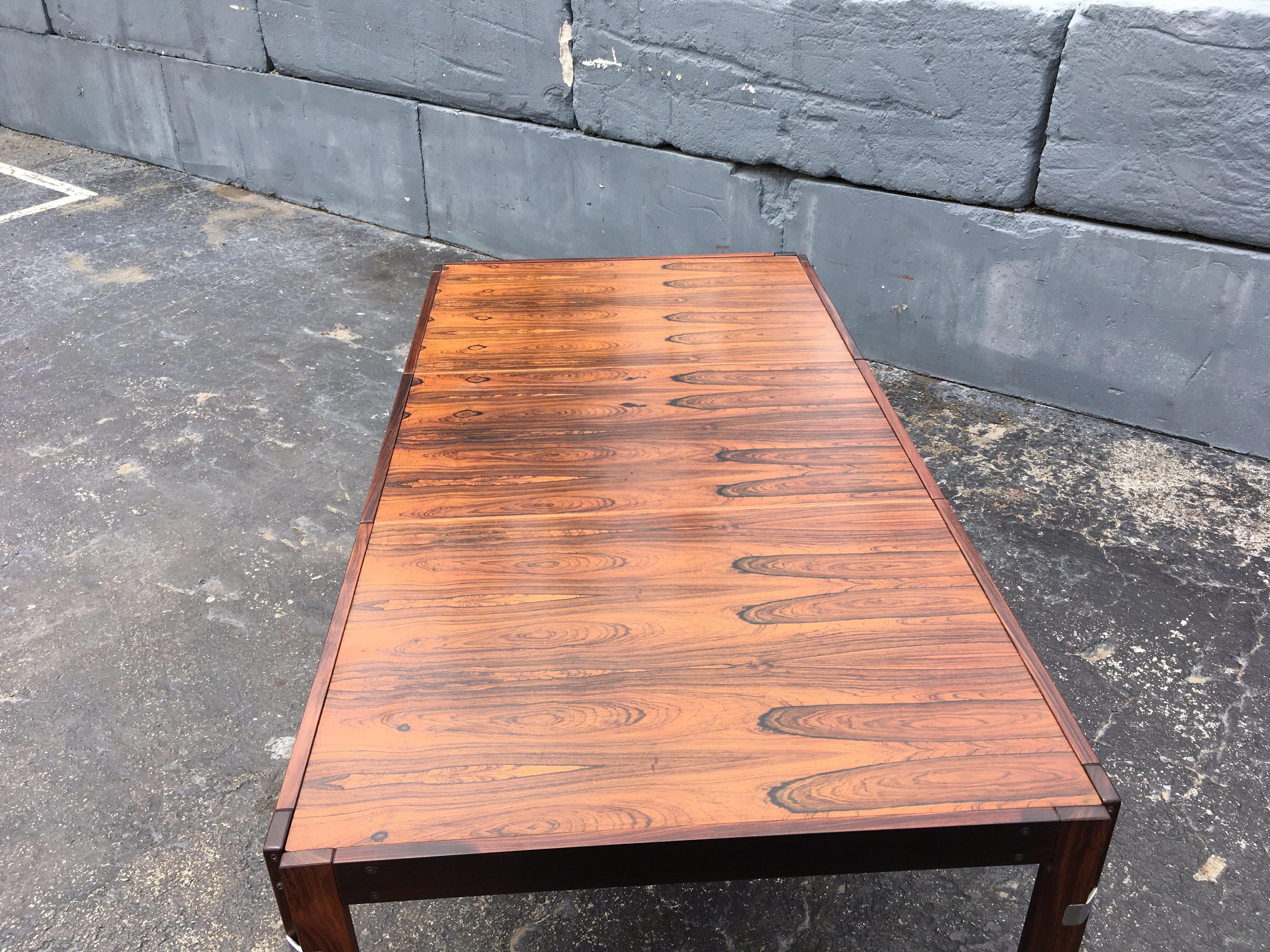 Mid-Century Modern Rosewood Dining Table In Good Condition In Miami, FL