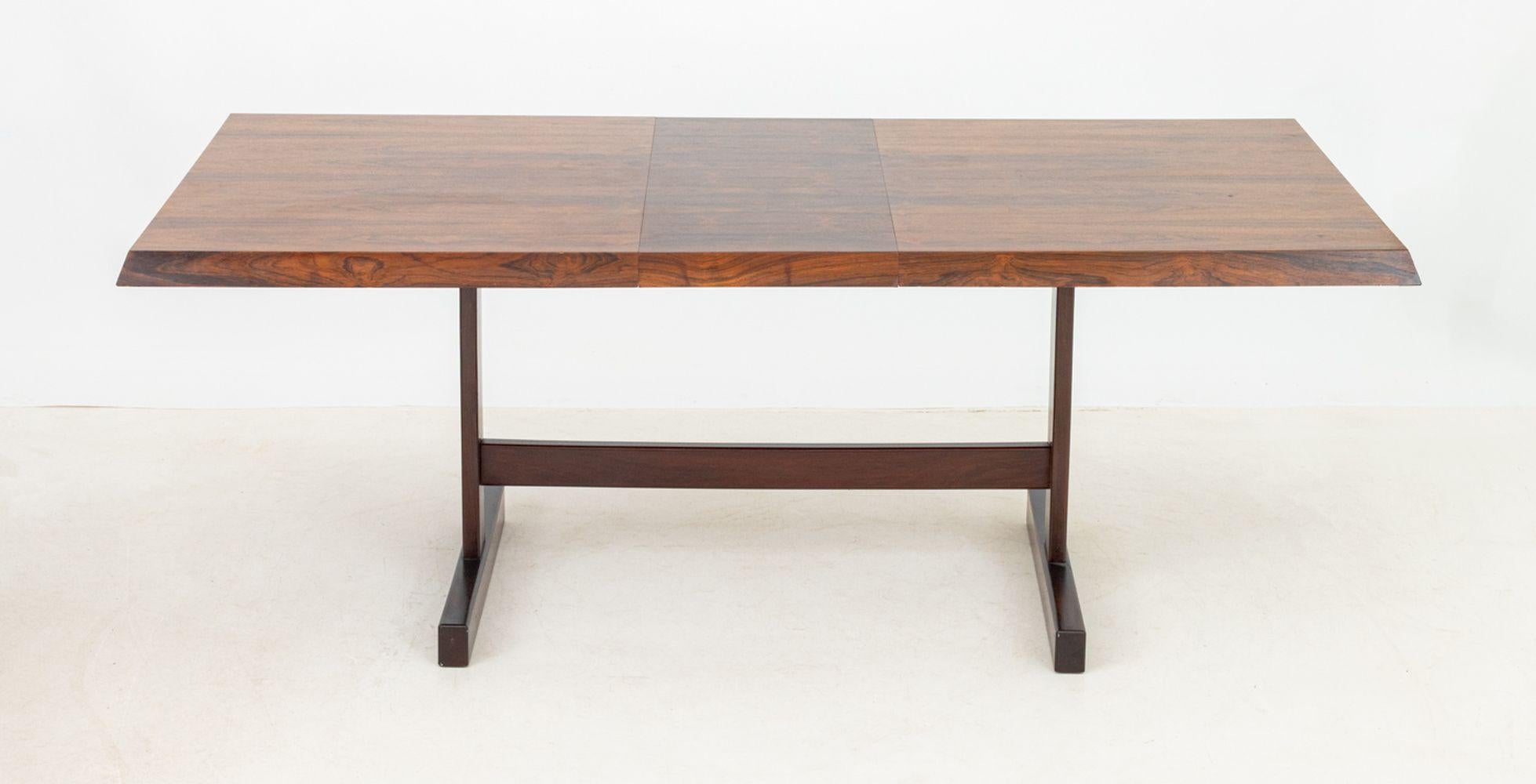 20ième siècle Table de salle à manger en bois de rose moderne du milieu du siècle en vente