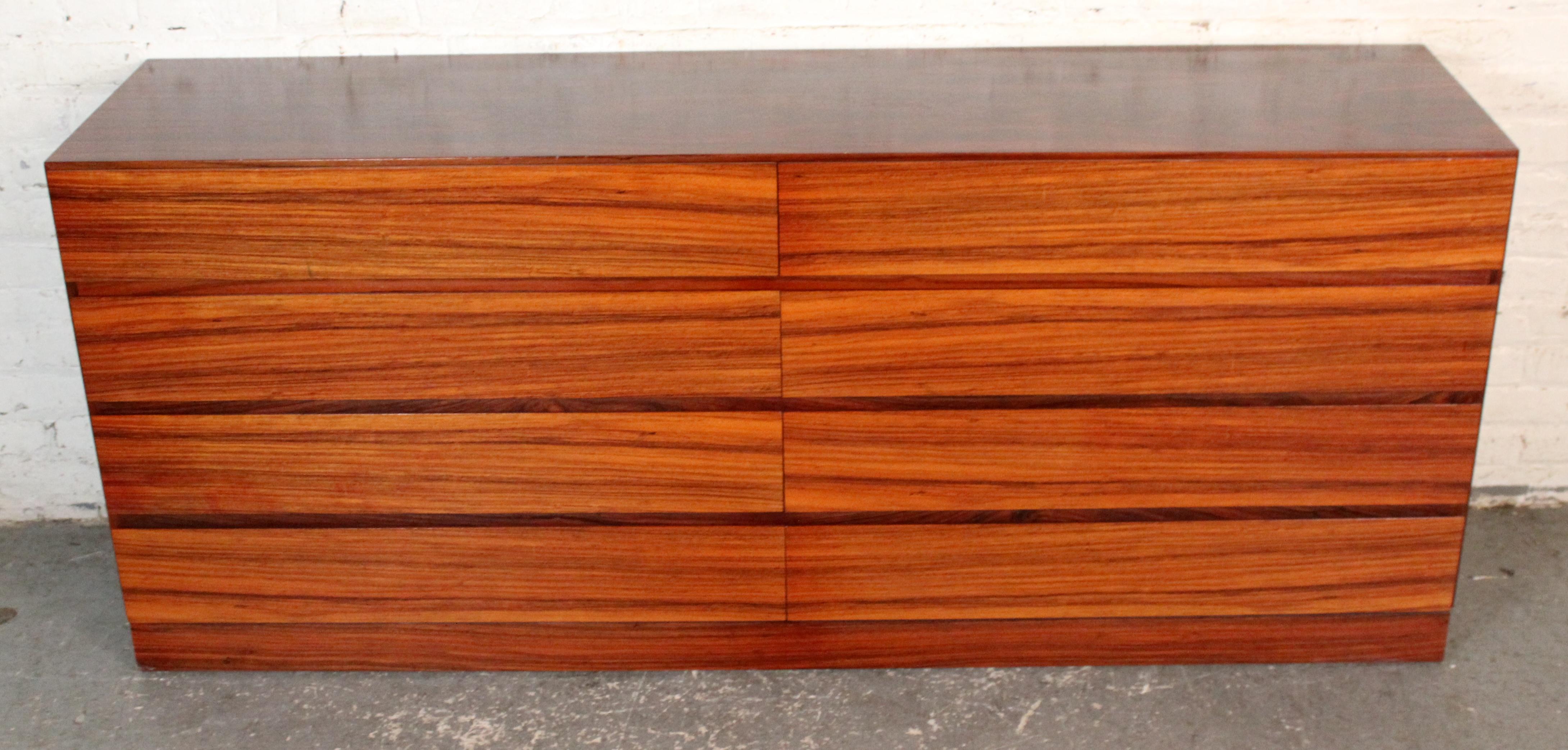 Elegante Lowboy-Kommode aus der Mitte des Jahrhunderts, gefertigt aus reichem Palisanderholz vom dänischen Hersteller Vinde Mobelfabrik. Mit seinen acht geräumigen Schubladen und den eleganten, minimalistischen Griffen ist dieses Möbelstück von