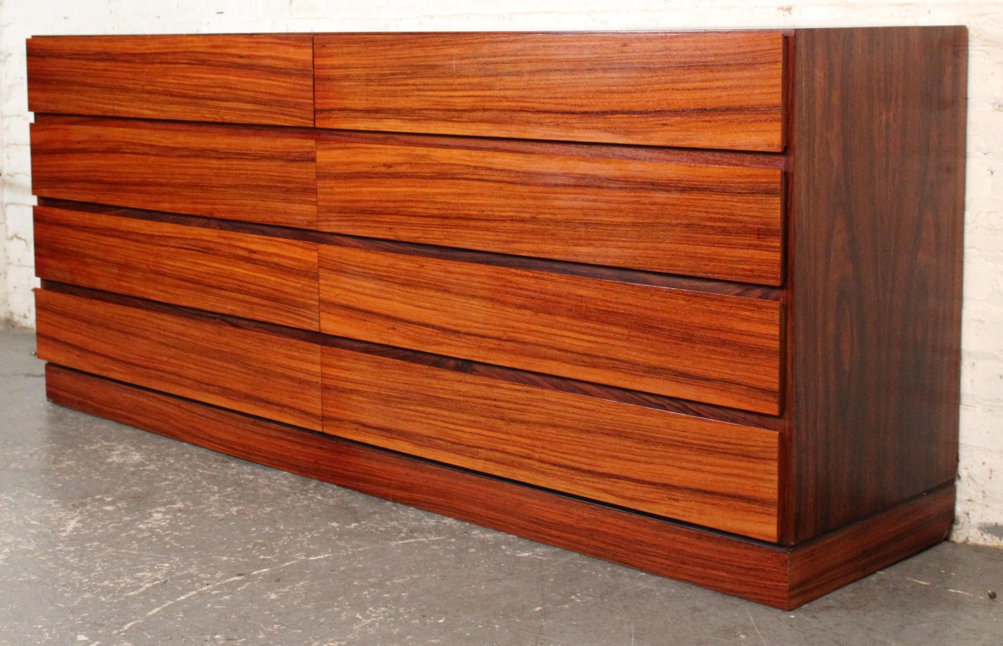 Moderne kommode aus rosenholz für die mitte des jahrhunderts von Vinde Mobelfabrik (Moderne der Mitte des Jahrhunderts) im Angebot