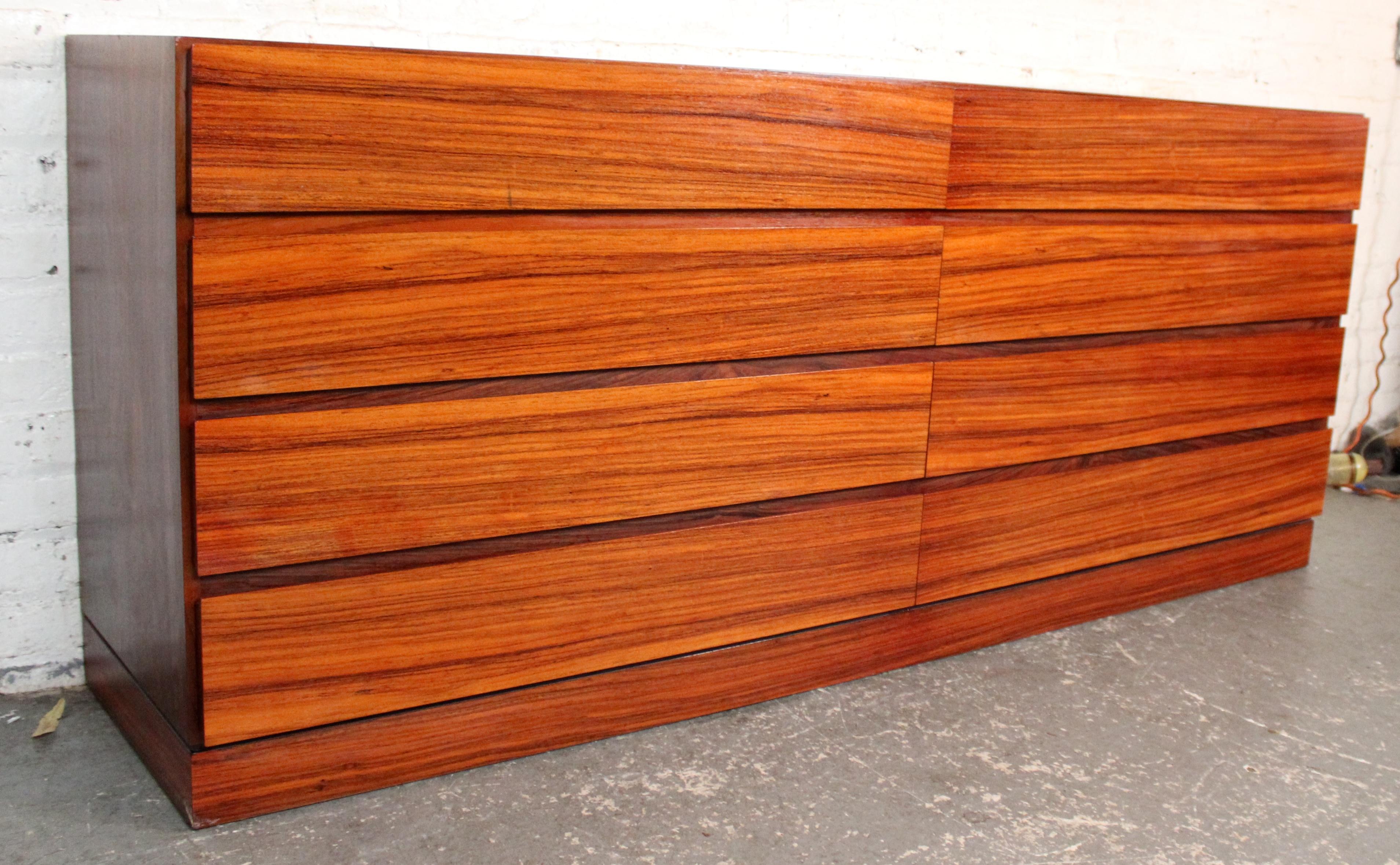 Moderne kommode aus rosenholz für die mitte des jahrhunderts von Vinde Mobelfabrik (Dänisch) im Angebot