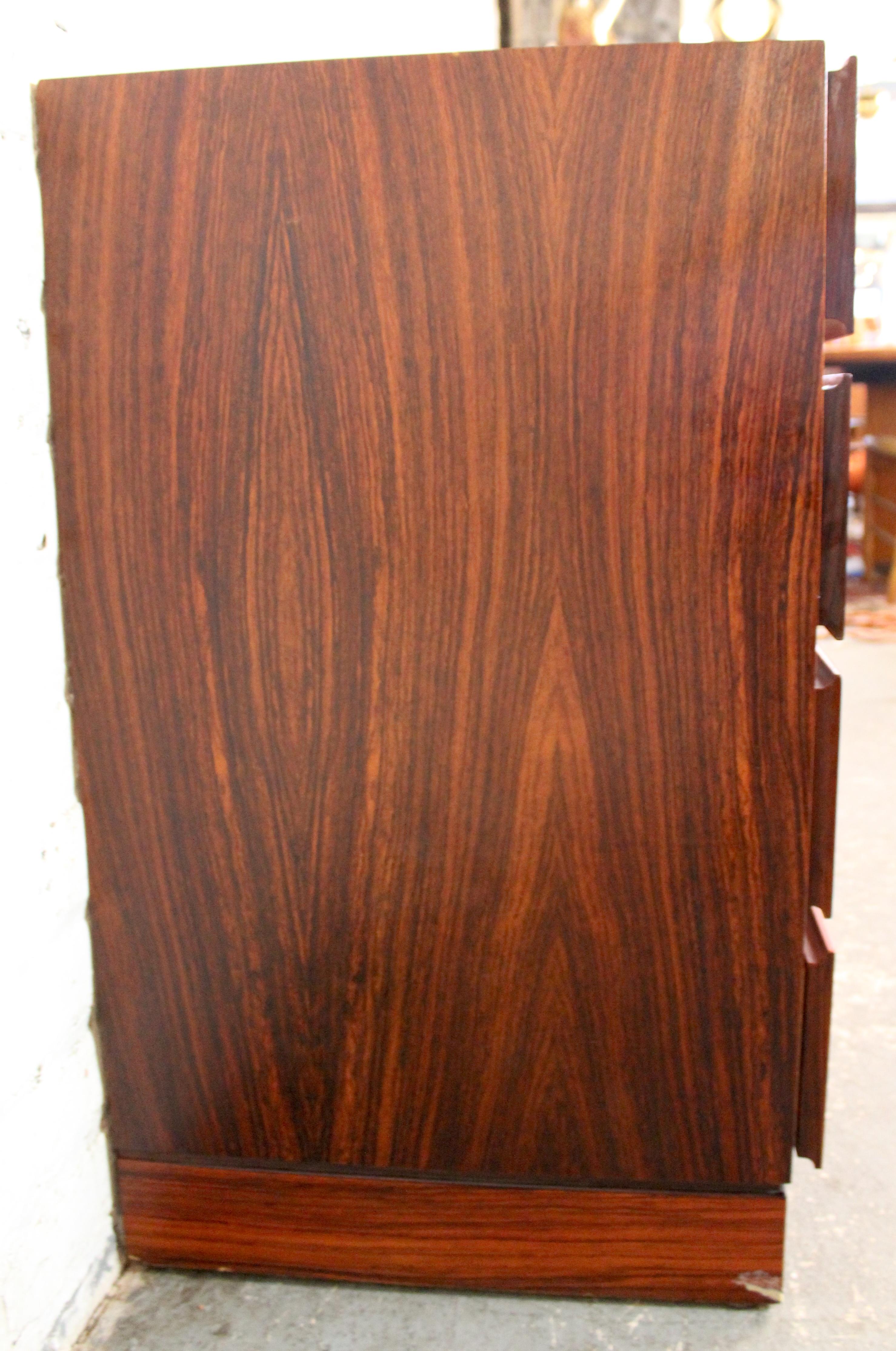 Moderne kommode aus rosenholz für die mitte des jahrhunderts von Vinde Mobelfabrik (Furnier) im Angebot